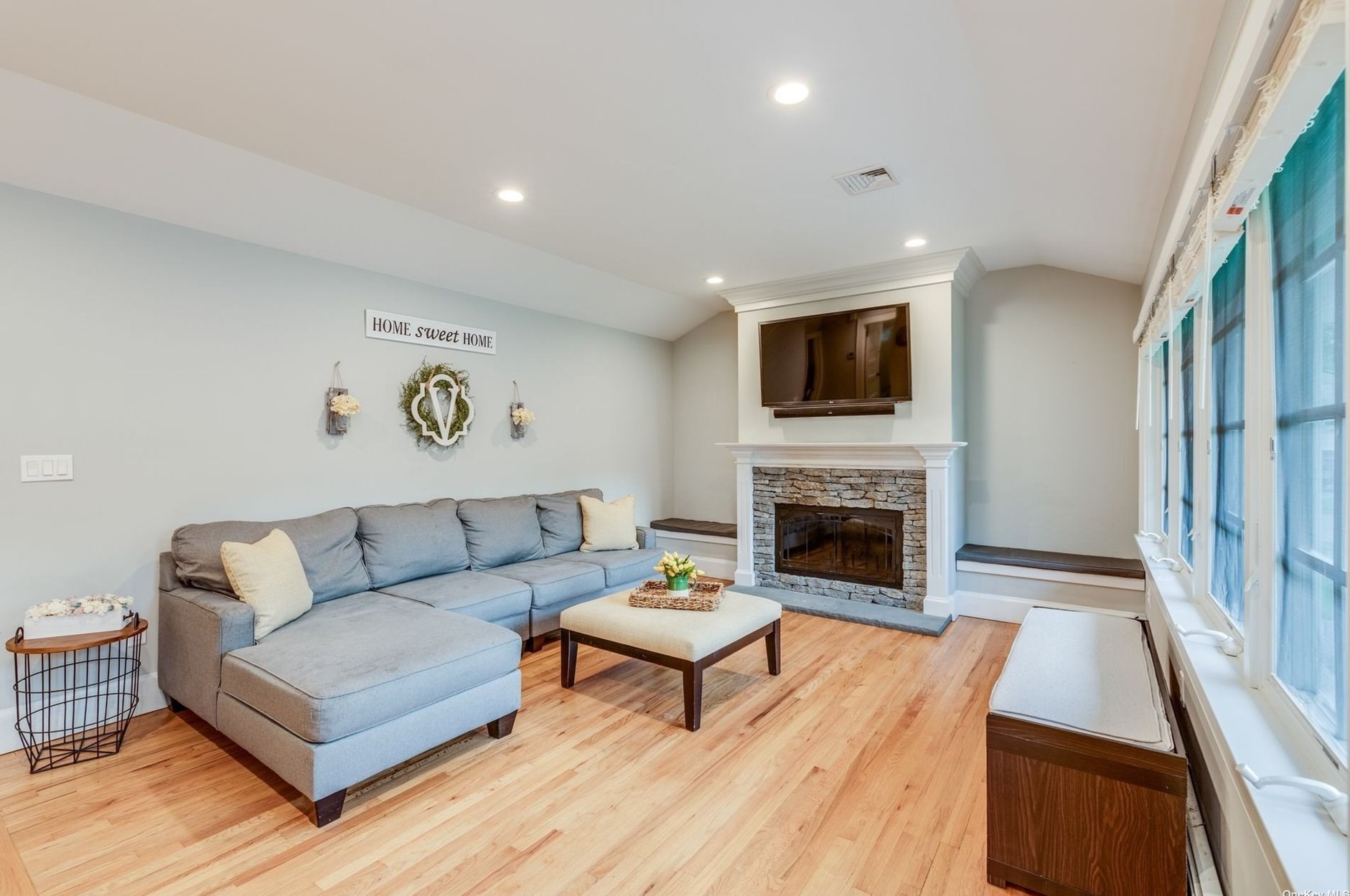 52 Old Town Ln, Hunt NY  11743-2216 exterior