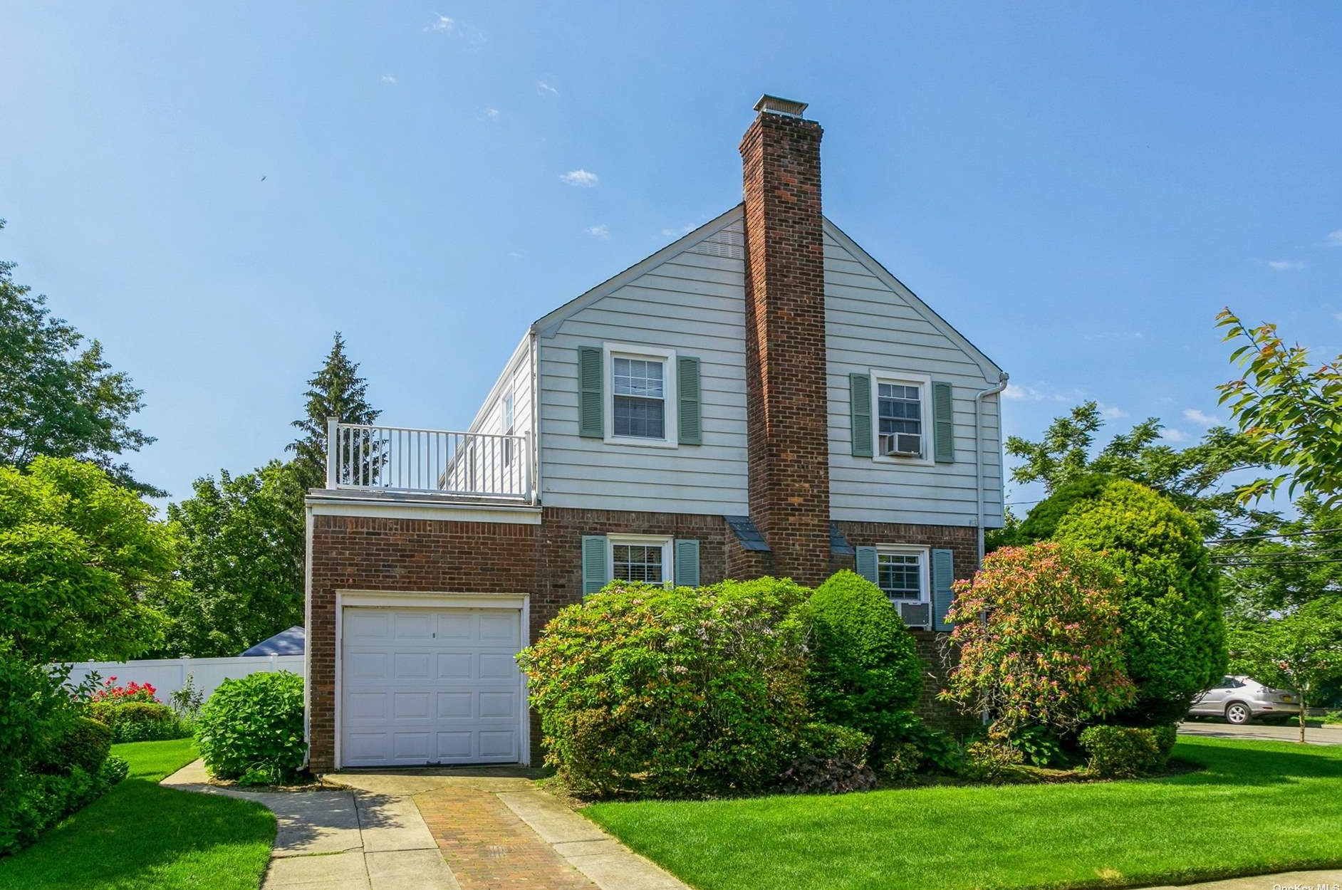 86 Grace Ave, Lynbrook, NY 11563-1739