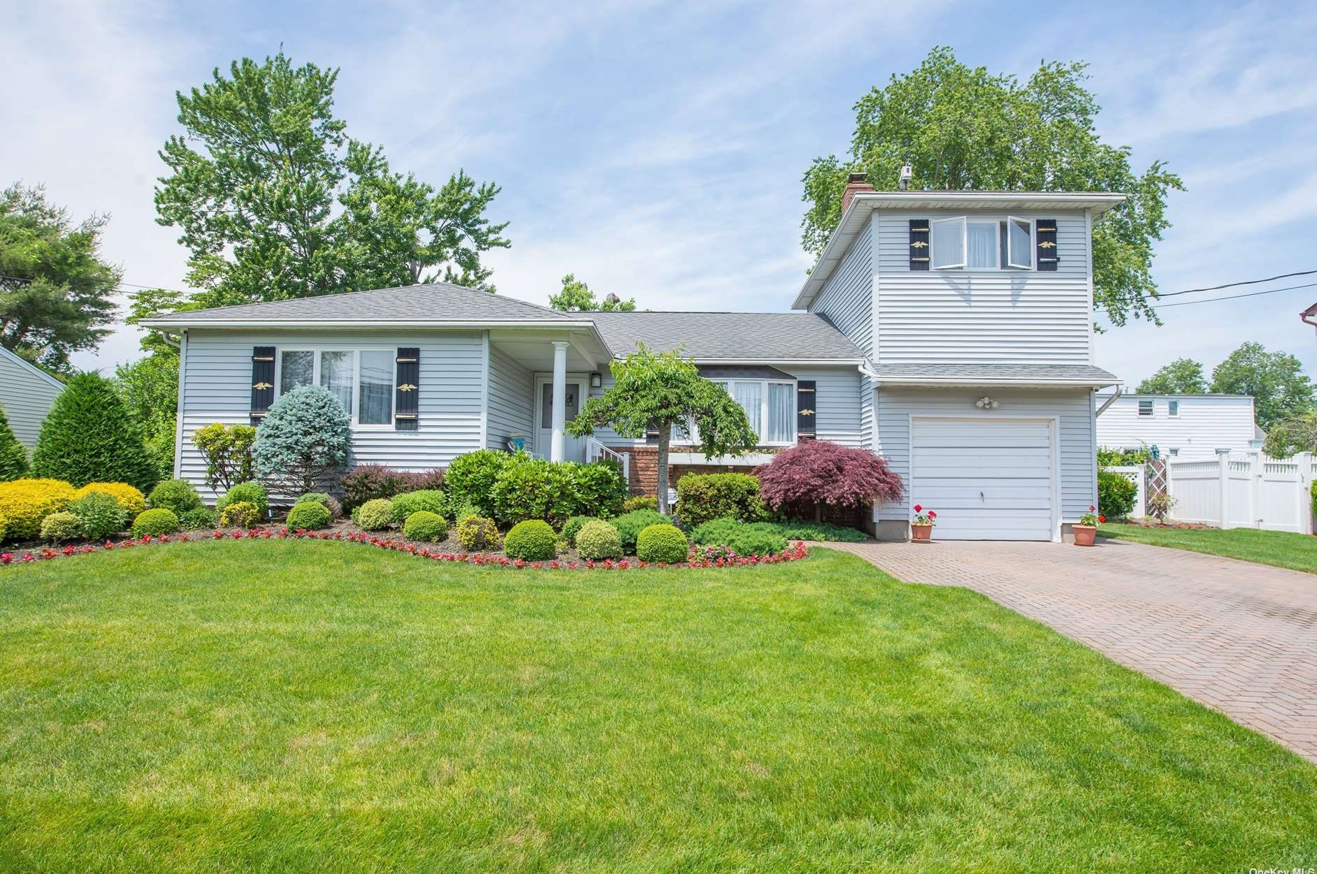 695 Peconic Ave, Babylon, NY 11704