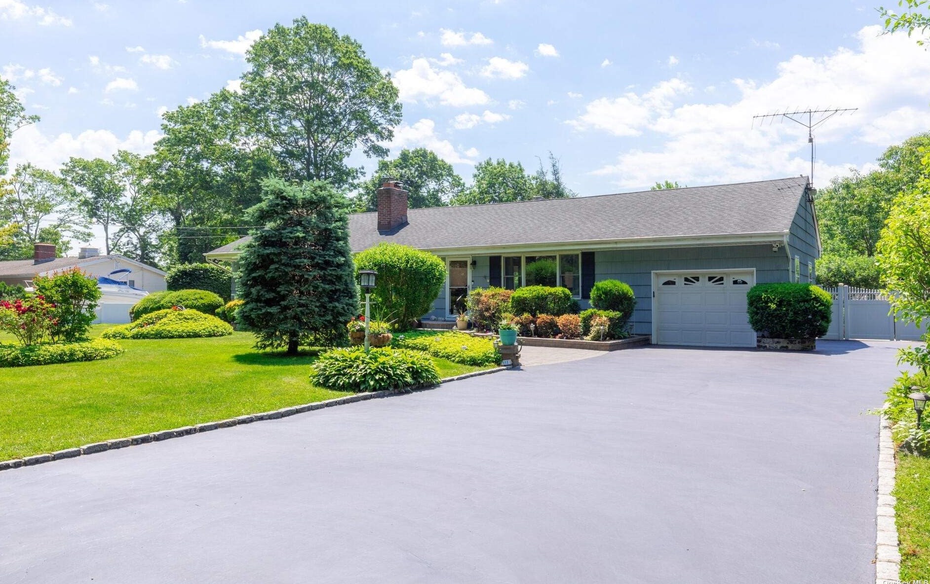 112 Grandview Ln, Smithtown, NY 11787-4263