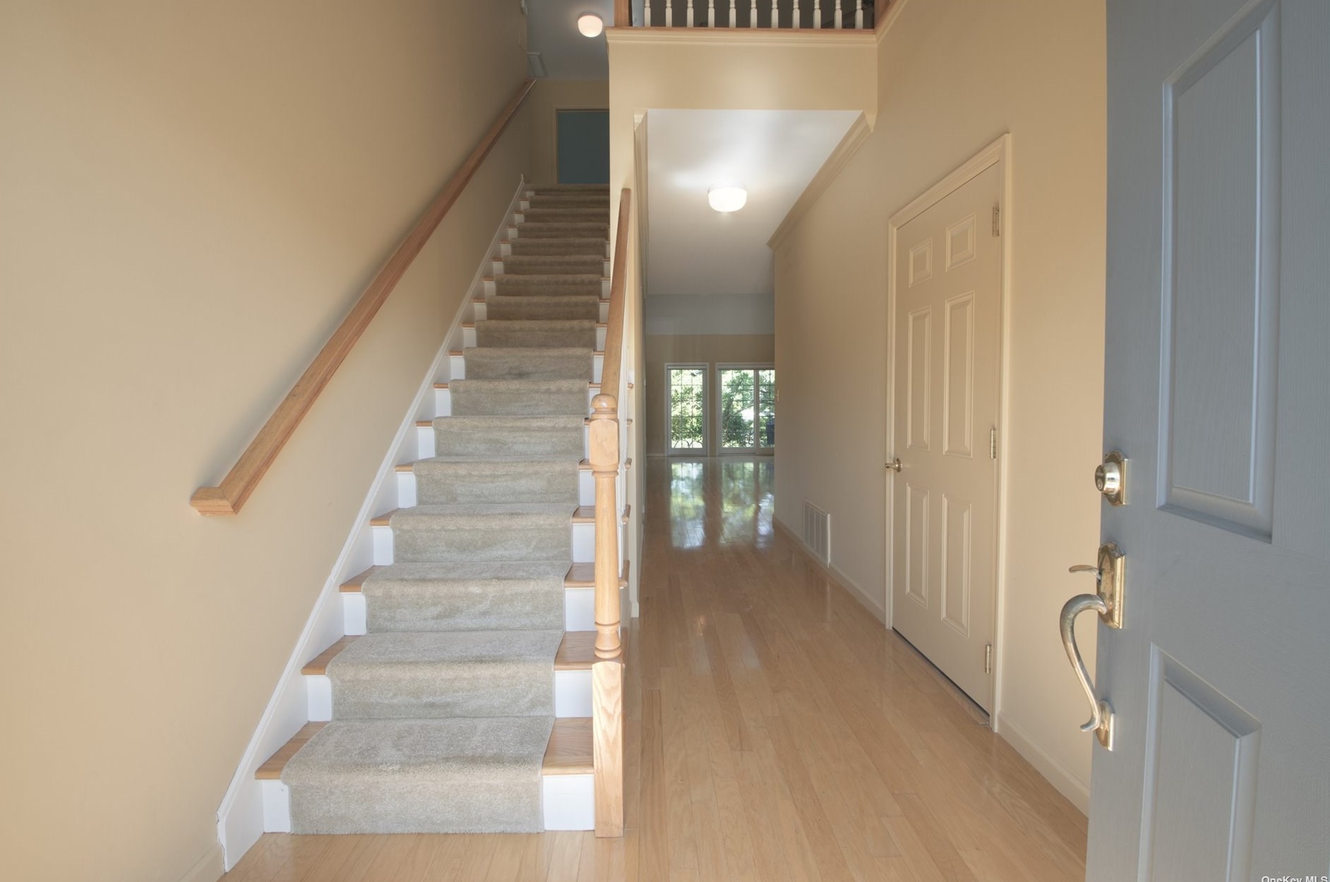 198 Pond View Dr, Port Washington, NY 11050-2460
