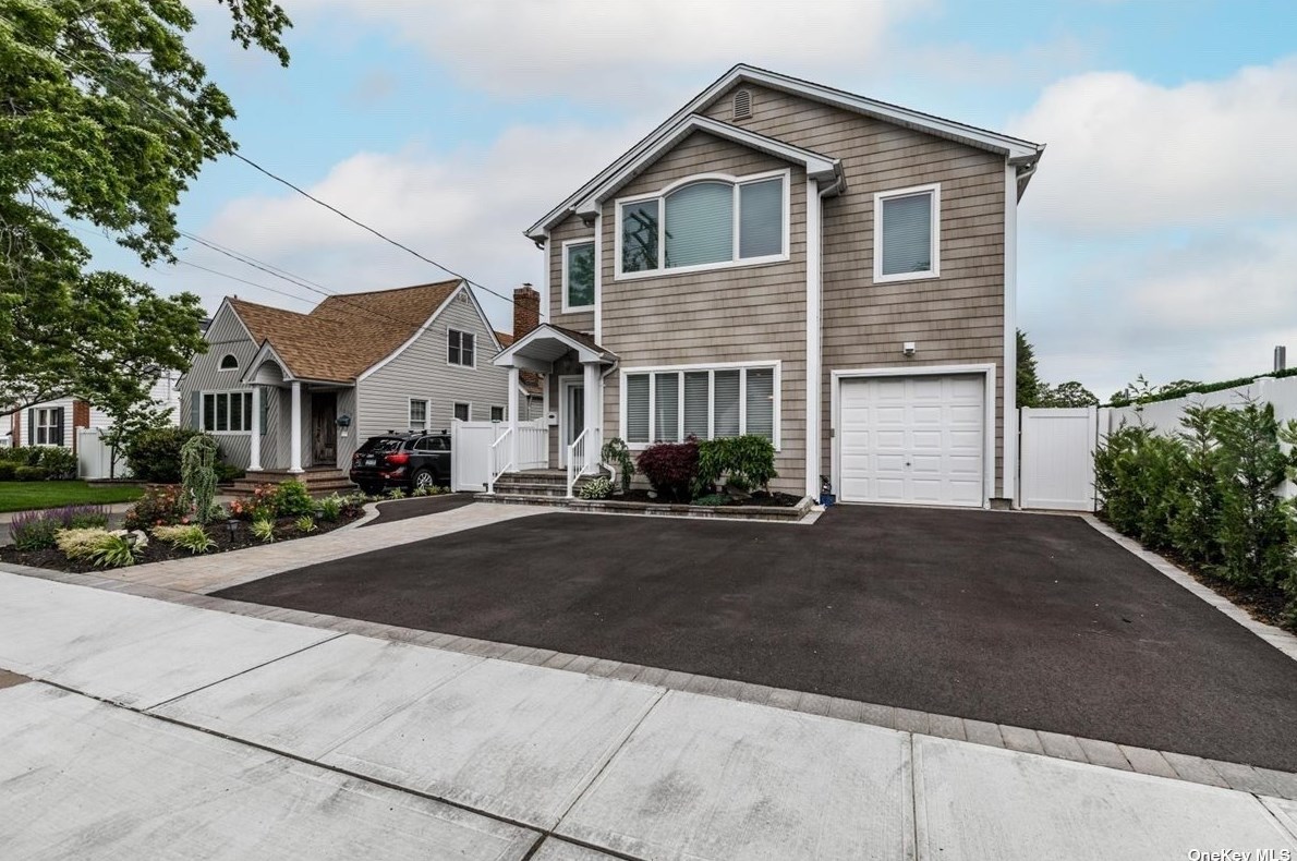 1883 Charles St, North Merrick, NY 11566-4533