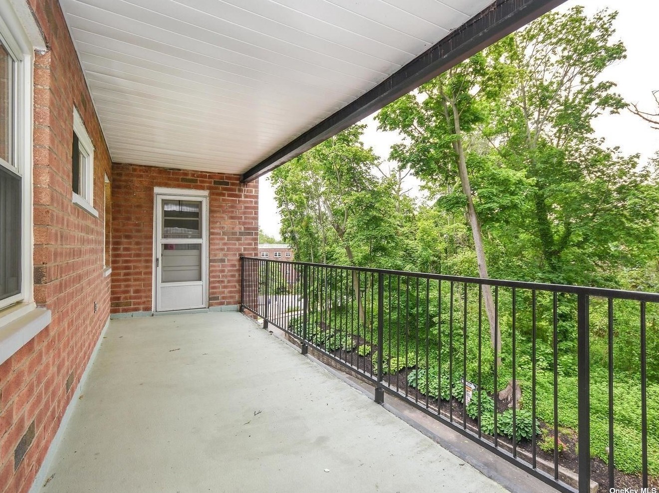 30 Pearsall Ave, Glen Cove NY  11542-3043 exterior