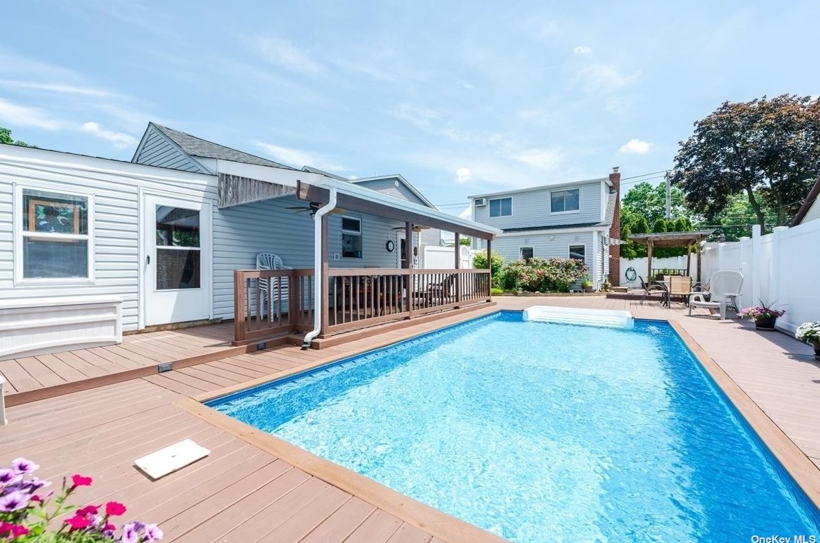 541 Park Ave, North Merrick, NY 11566-1823