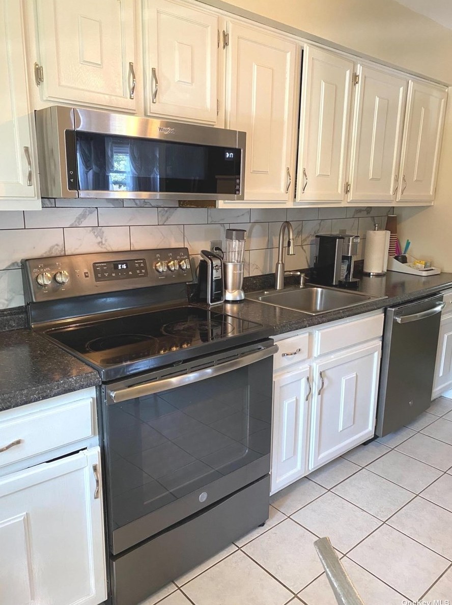 11 Dearborn Ave, Canaan Lake, NY 11772-1511