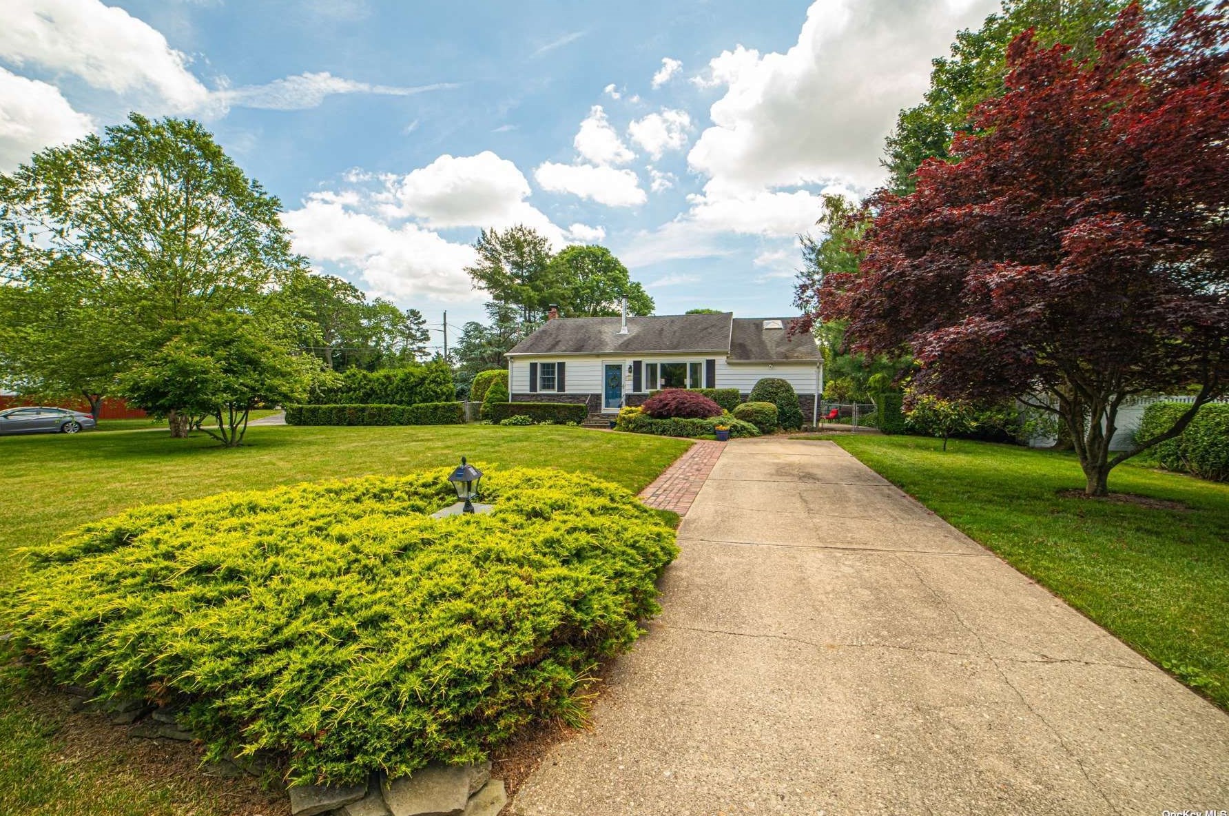 76 Juniper St, Islip Manor, NY 11751