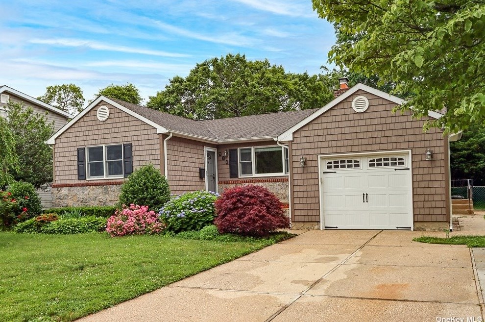 914 Oakland Ct, North Bellmore, NY 11710