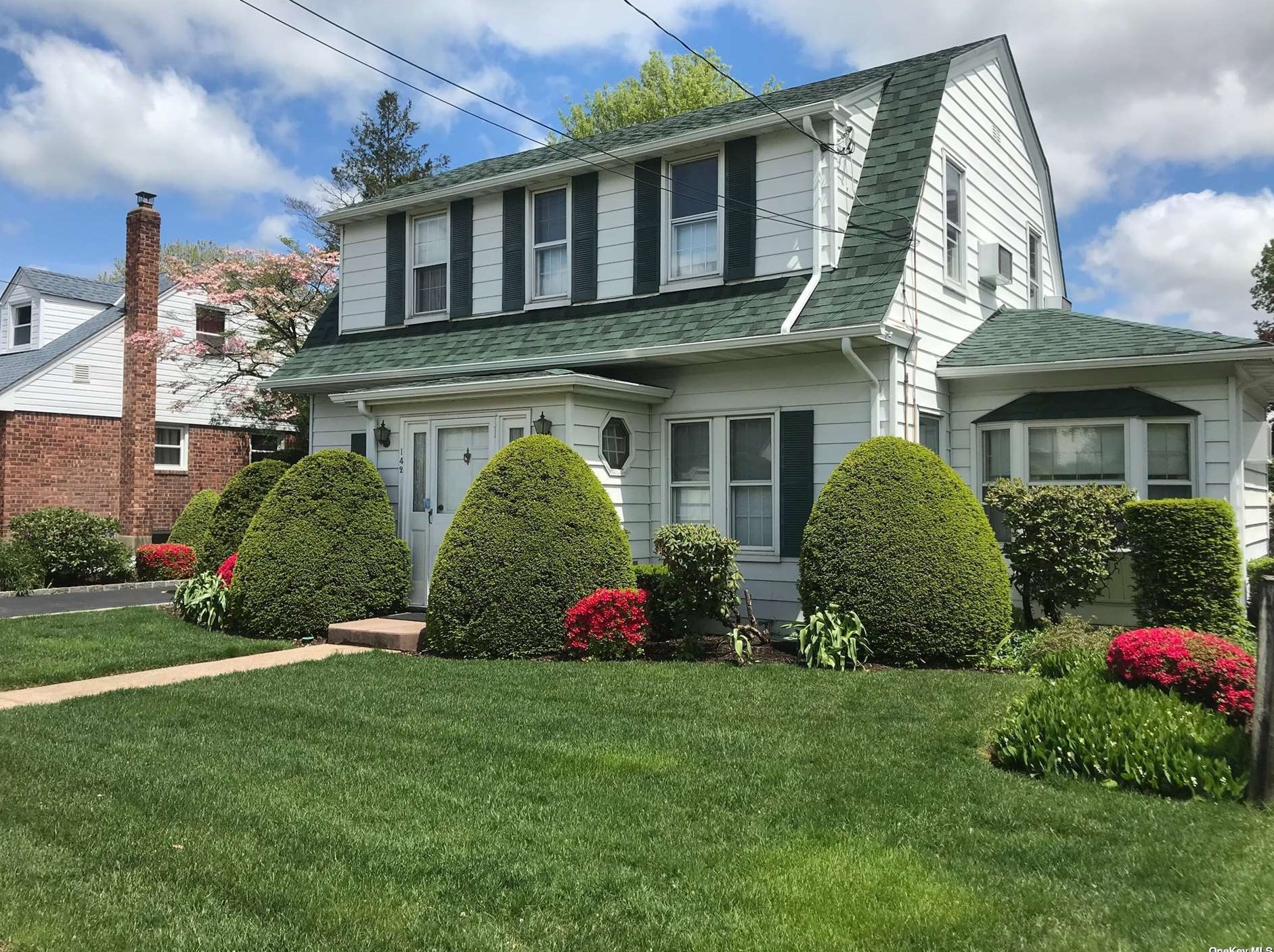 142 Manor Ave, Westbury, NY 11590