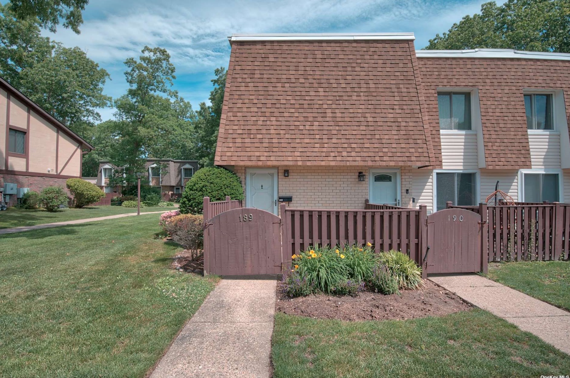 189 Cambridge Dr, Prt Jefferson Station, NY 11776-3544