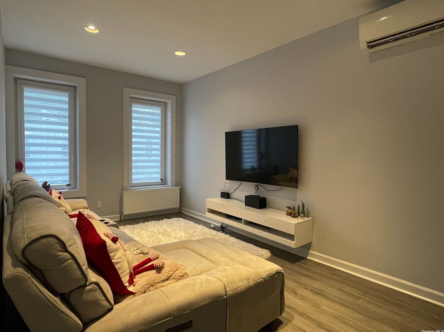 71-28 68th Pl #2nd Fl, Flushing, NY 11385