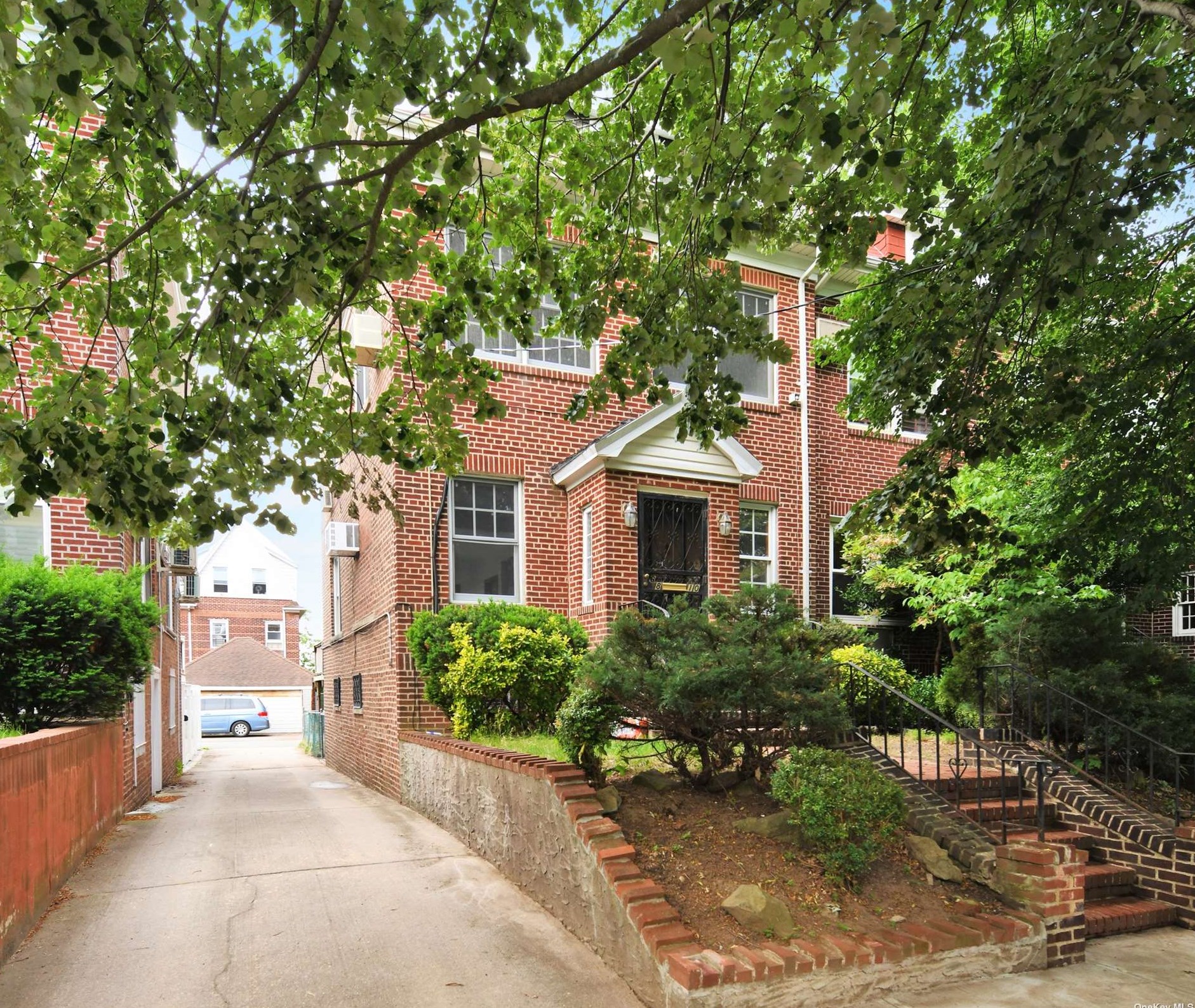 68-10 Dartmouth St, Flushing, NY 11375-5142