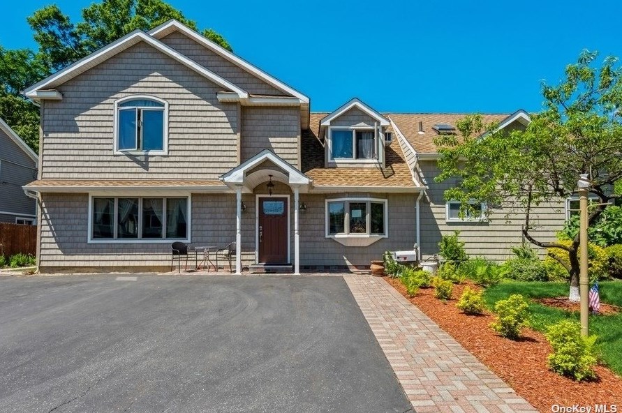 67 Spindle Rd, Hicksville, NY 11801