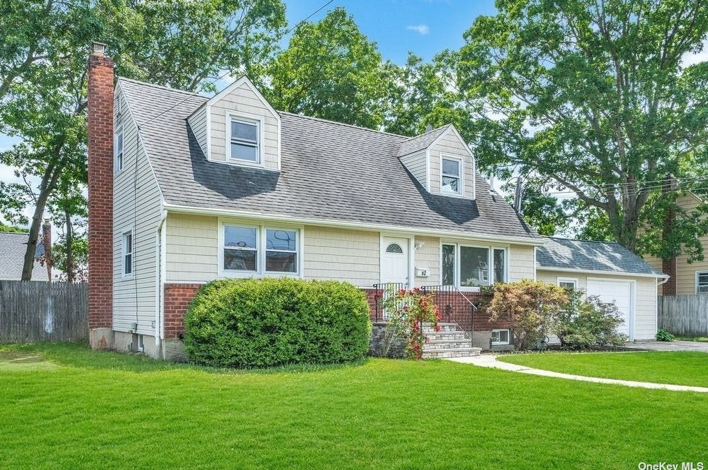92 27th St, Copiague, NY 11726