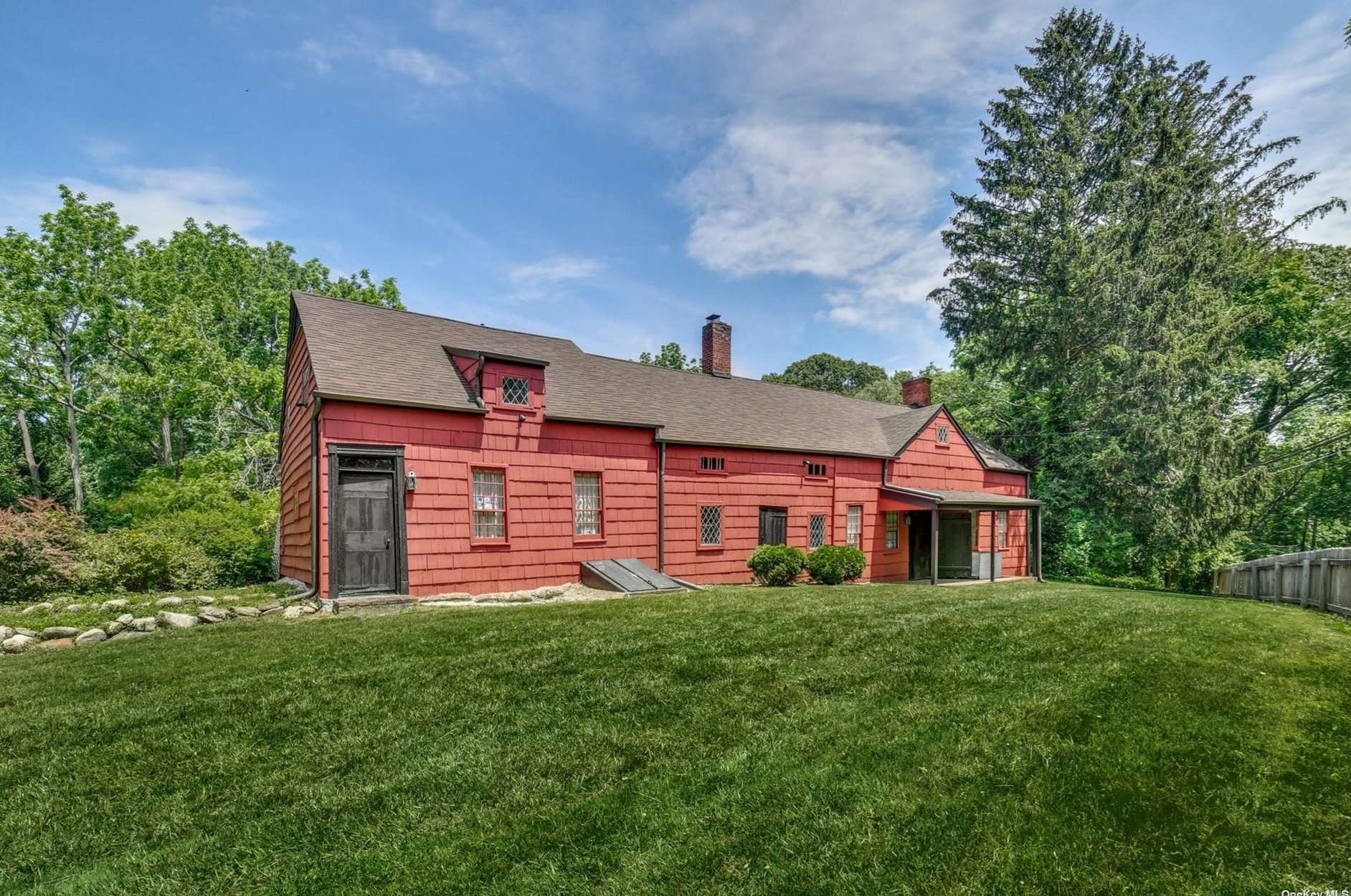 107 Chichester Rd, Hunt, NY 11743-6340