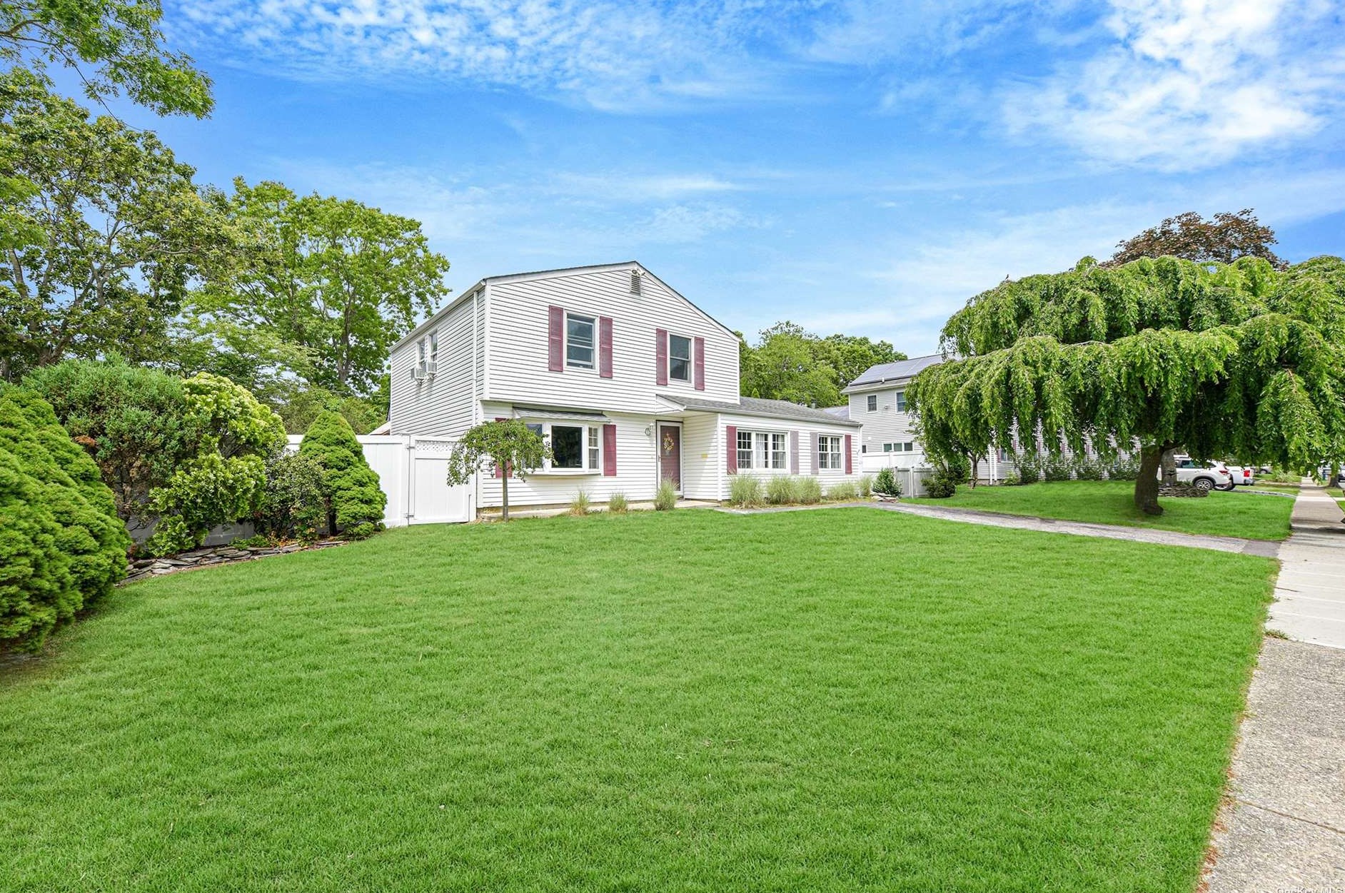 20 Belair Rd, Selden, NY 11784-1712