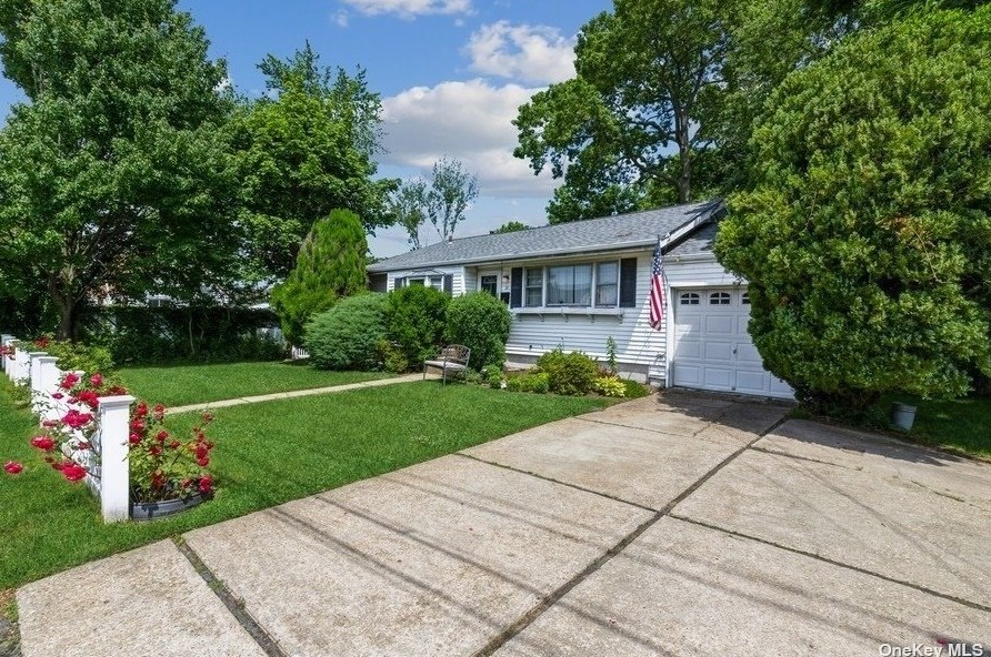 21 Claremont Ave, Babylon, NY 11704