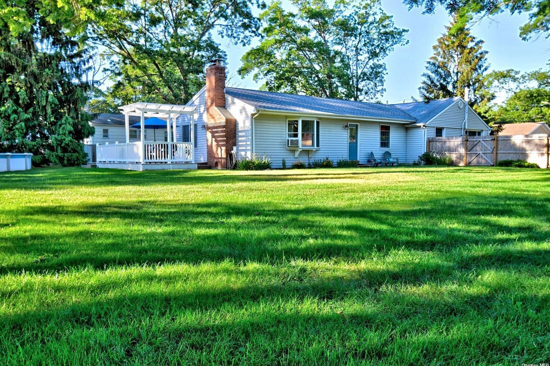 36 Washington Ave, Holtsville, NY 11742