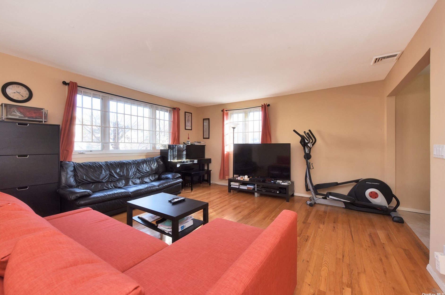 20 Genevieve Pl, Great Neck, NY 11021