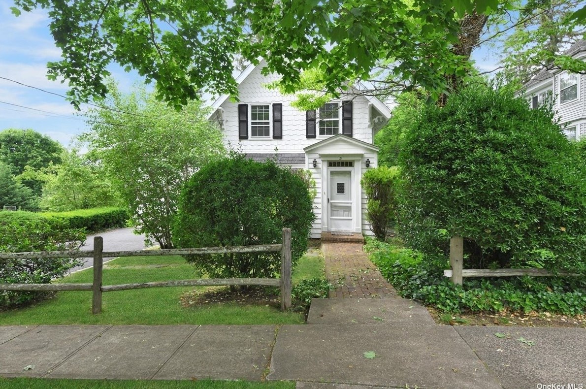 21 Bayview Ave, Port Washington, NY 11050-3513
