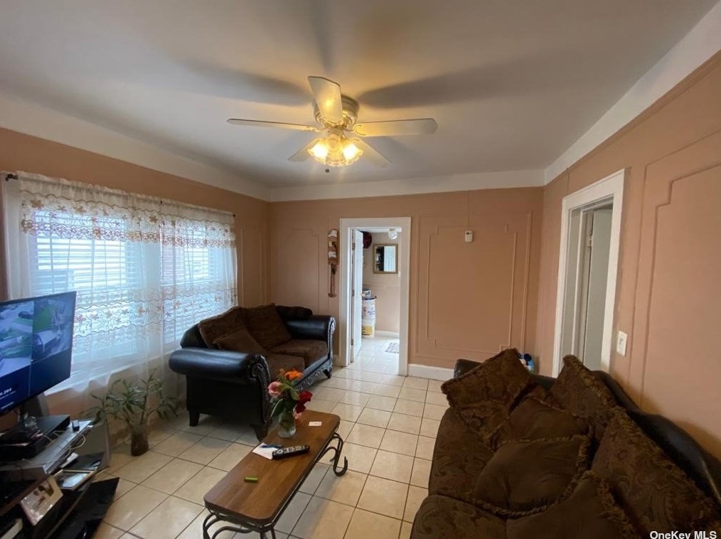 194 Bennett Ave, Hempstead, NY 11550-2736