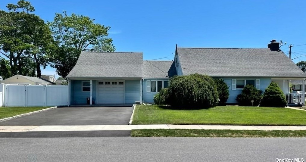 601 Warwick Ave, Copiague, NY 11726