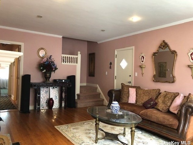 119 Vanderbilt Ave, North Hills, NY 11030