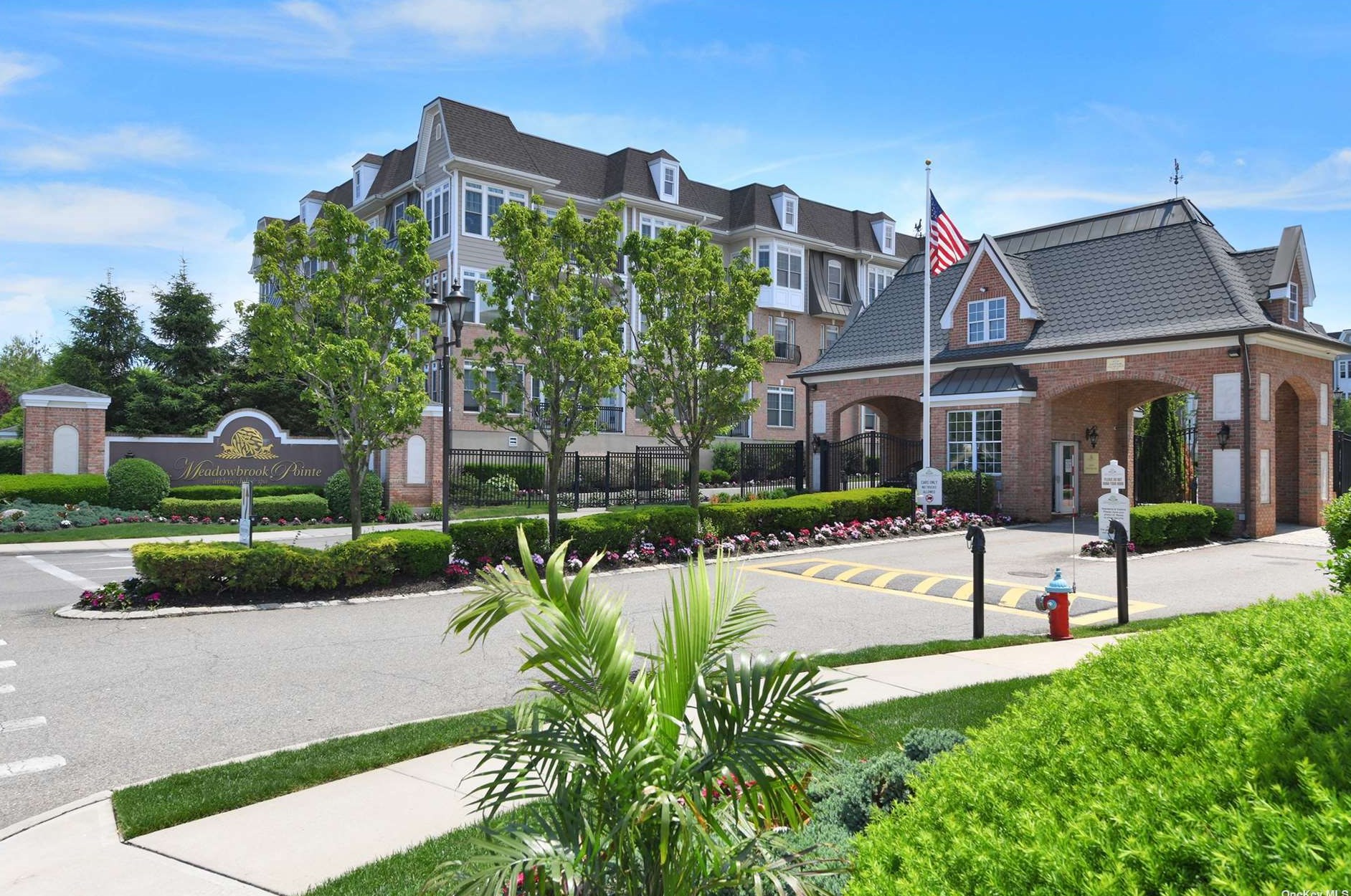 909 Roosevelt Way #909, Westbury, NY 11590