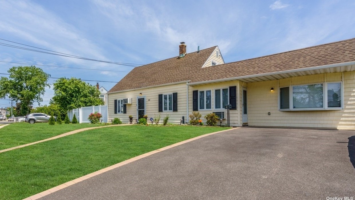381 Gardiners Ave, Plainedge, NY 11756-3701