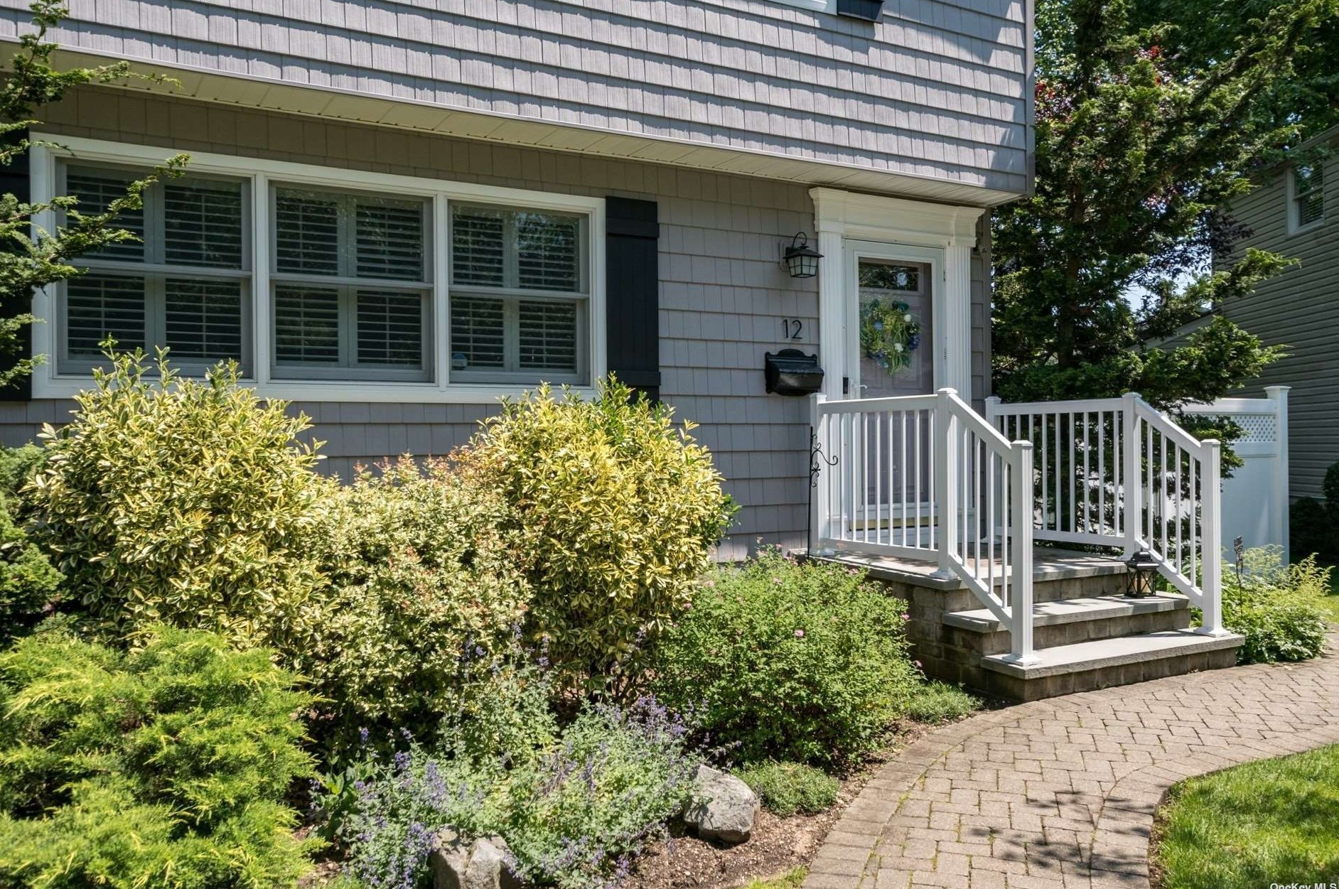 12 Alton Ct, North Merrick, NY 11566-1401