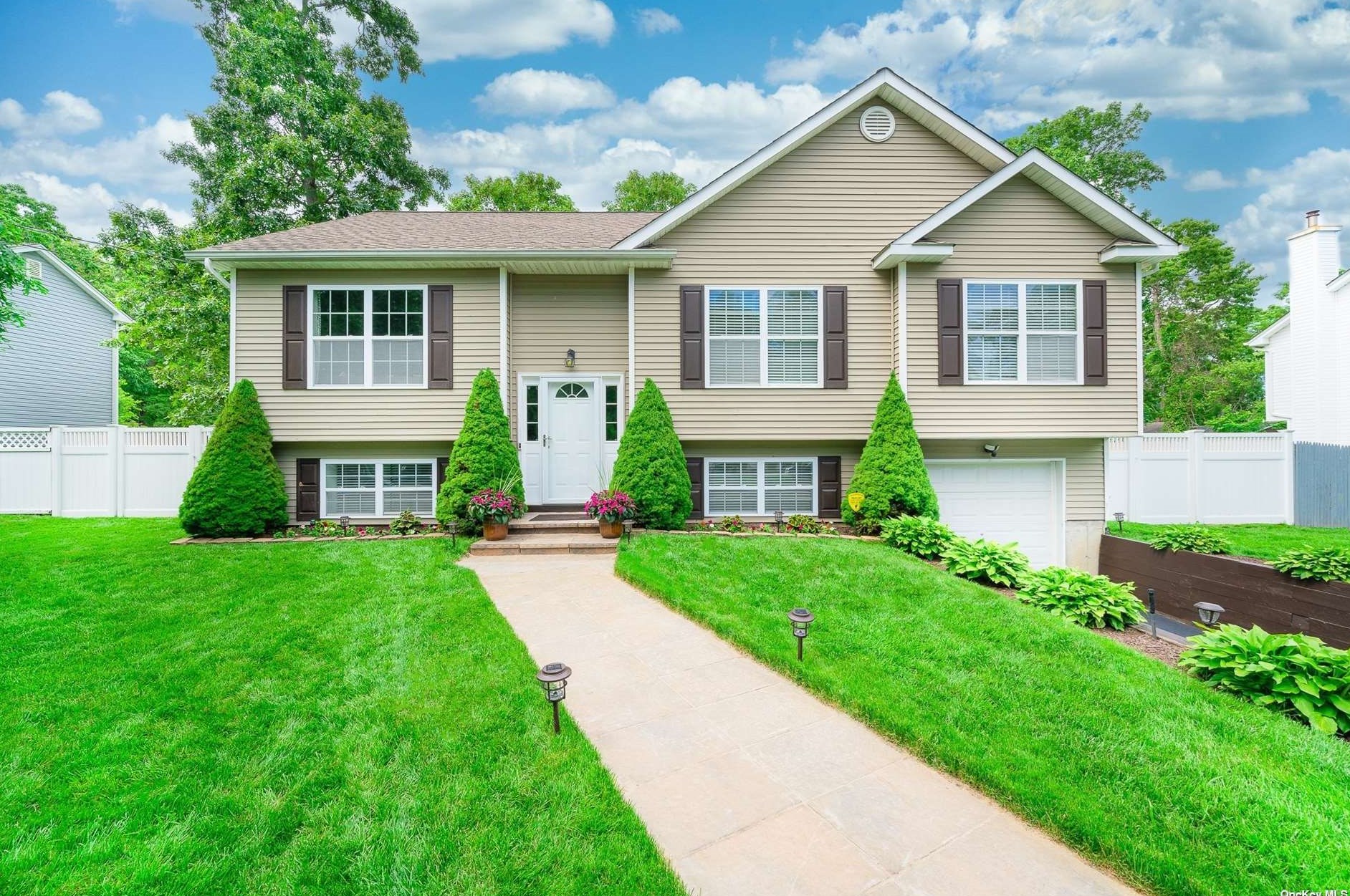 151 Main Ave, Manor Park, NY 11950