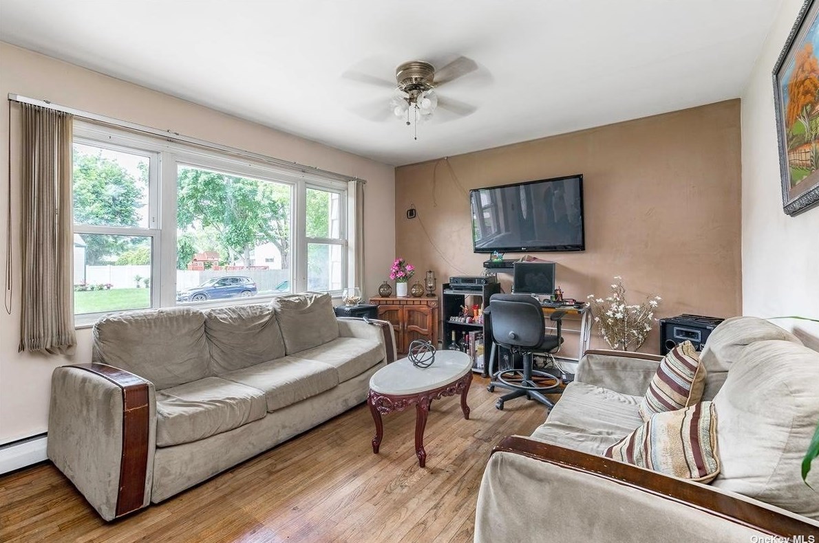 7 Wilson St, Pine Air, NY 11717-2211