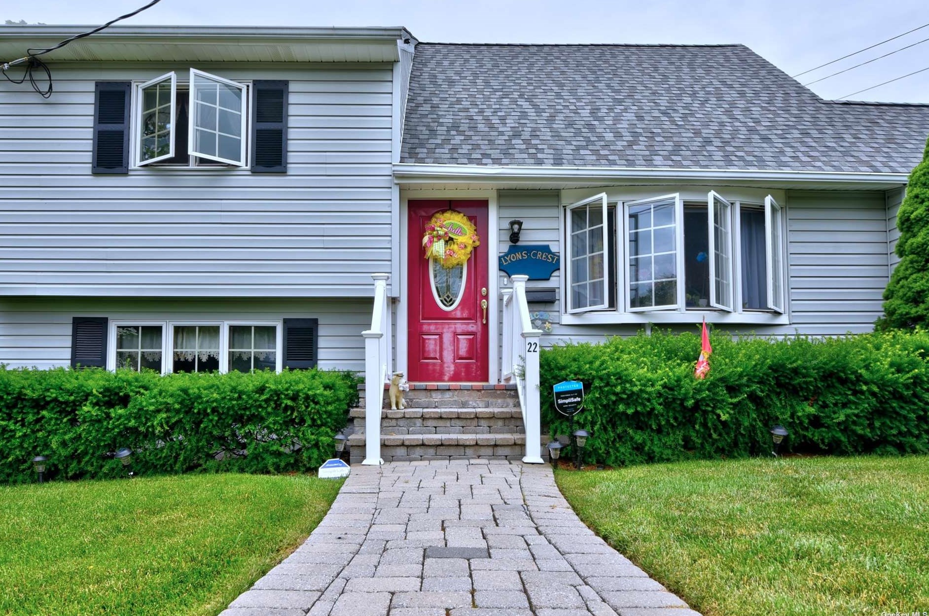 22 Mannes St, Hauppauge, NY 11779-2323