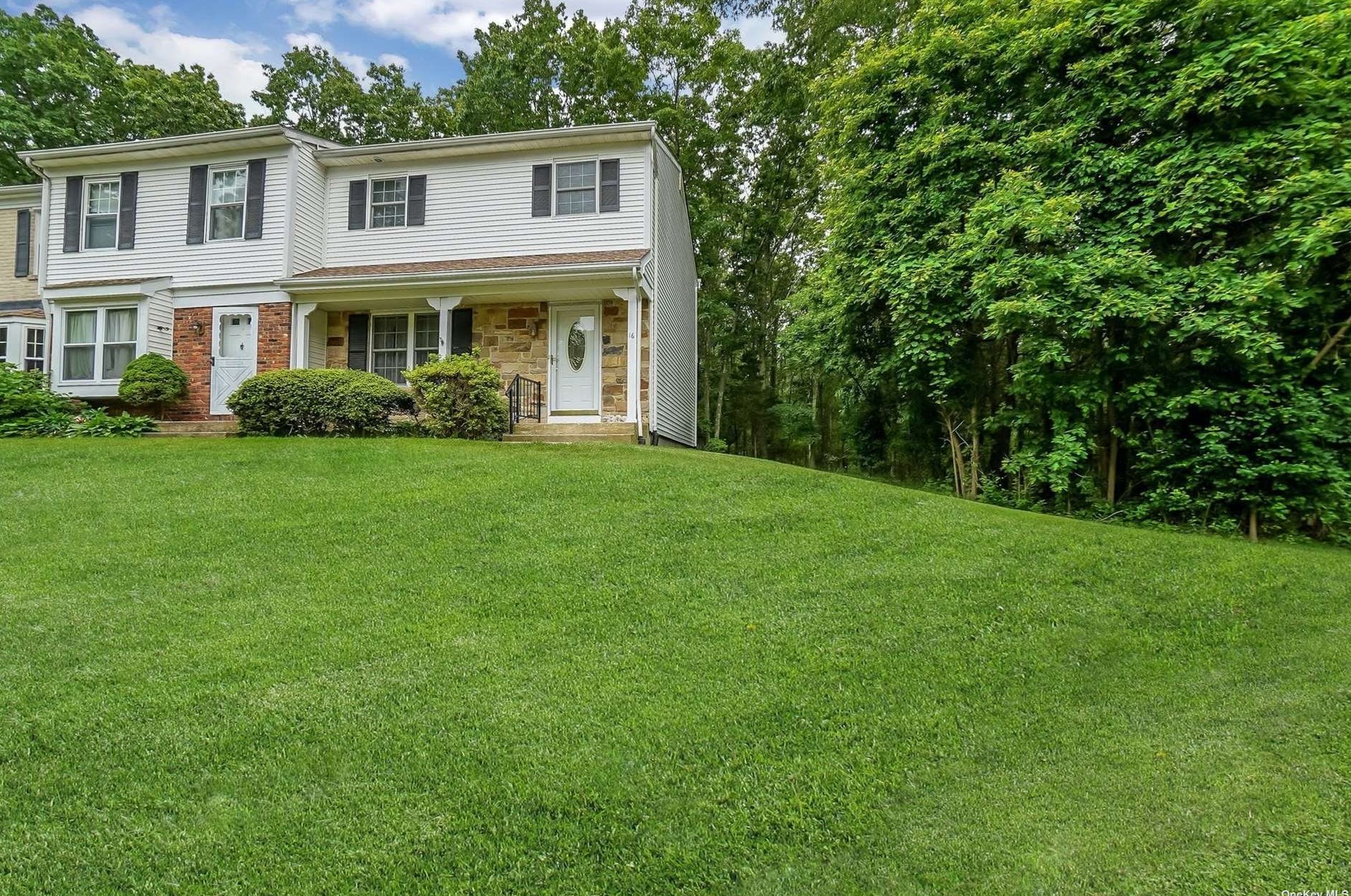 16 Stockton Cmns, Yaphank, NY 11980-2033