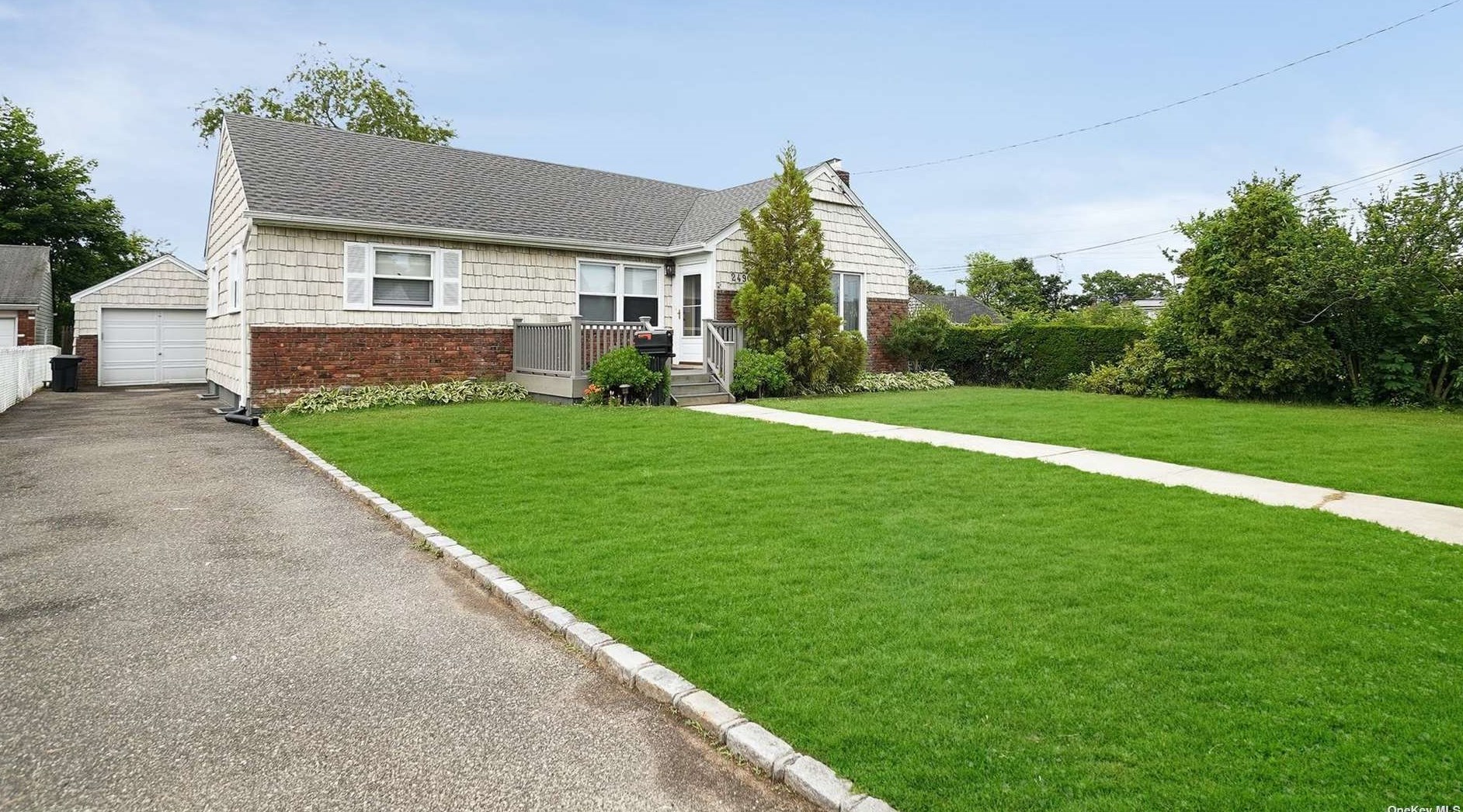 2490 Falcon St, Hempstead, NY 11554-5304