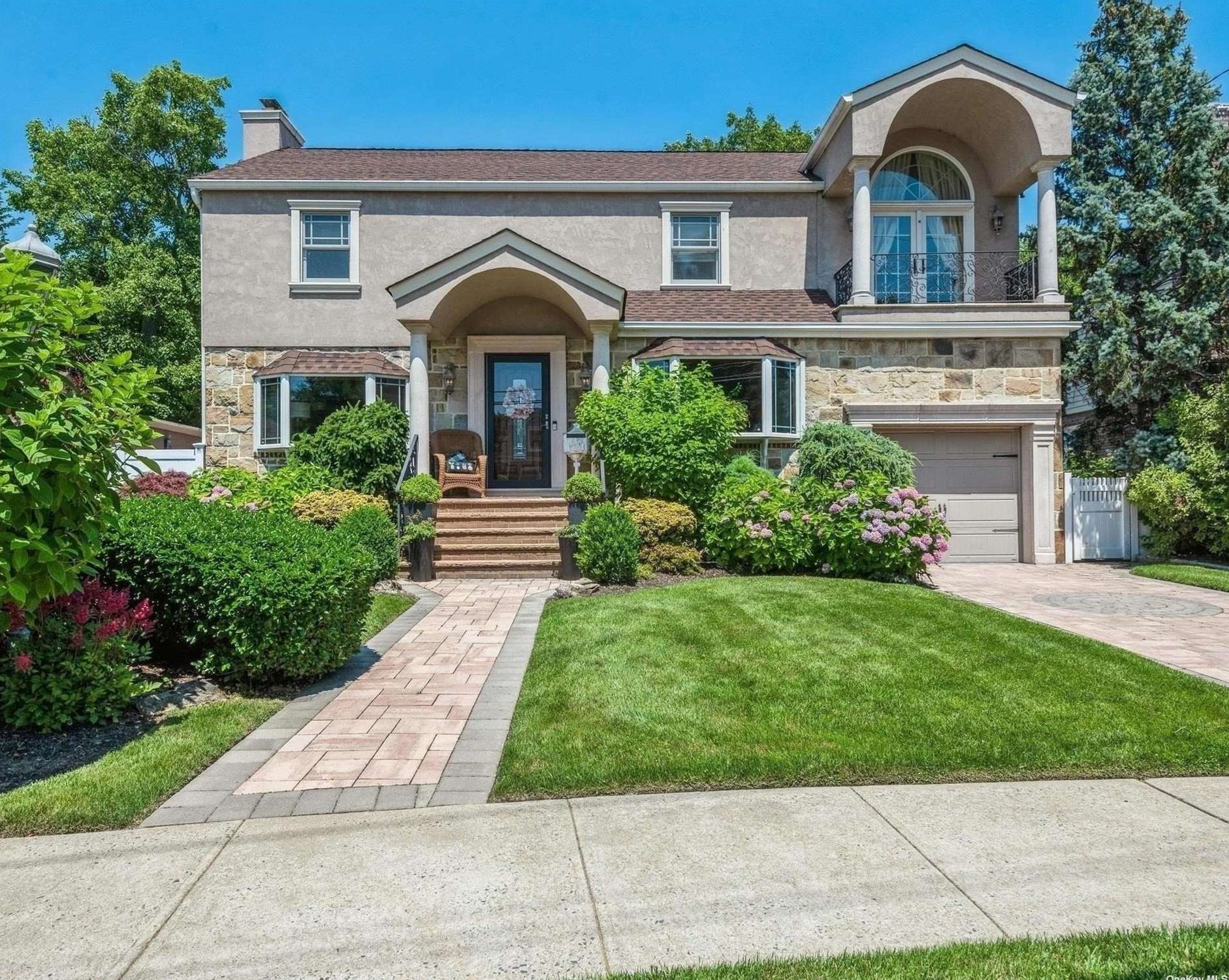 163 Canterbury Gate, Lynbrook, NY 11563-2927