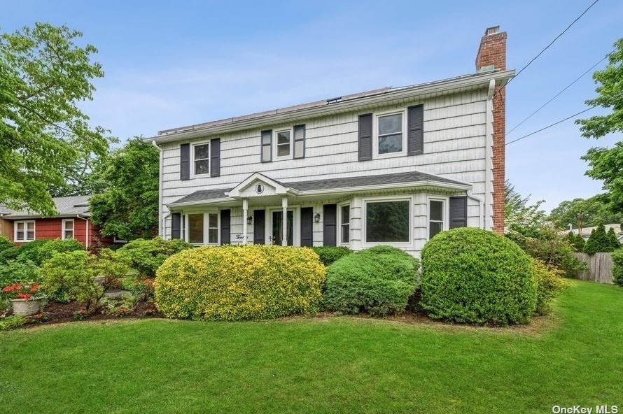 20 Shawnee St, Center Port, NY 11721