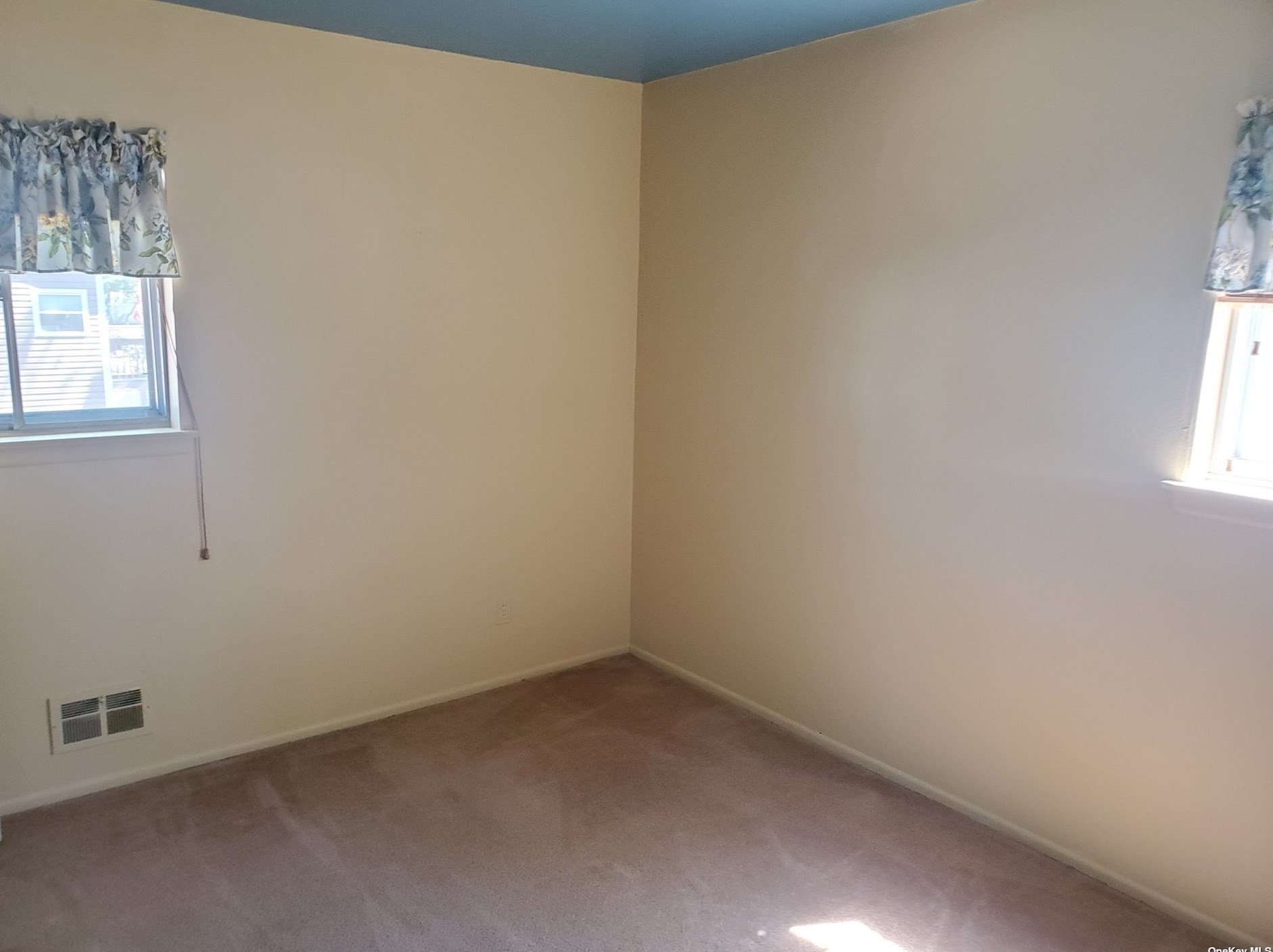 33 Strauss Ave, Selden NY  11784-1921 exterior