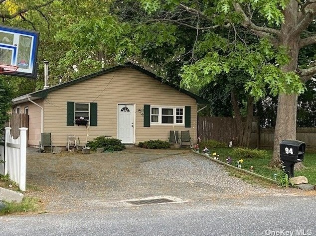 94 Grand Ave, Smith Point, NY 11967-1927