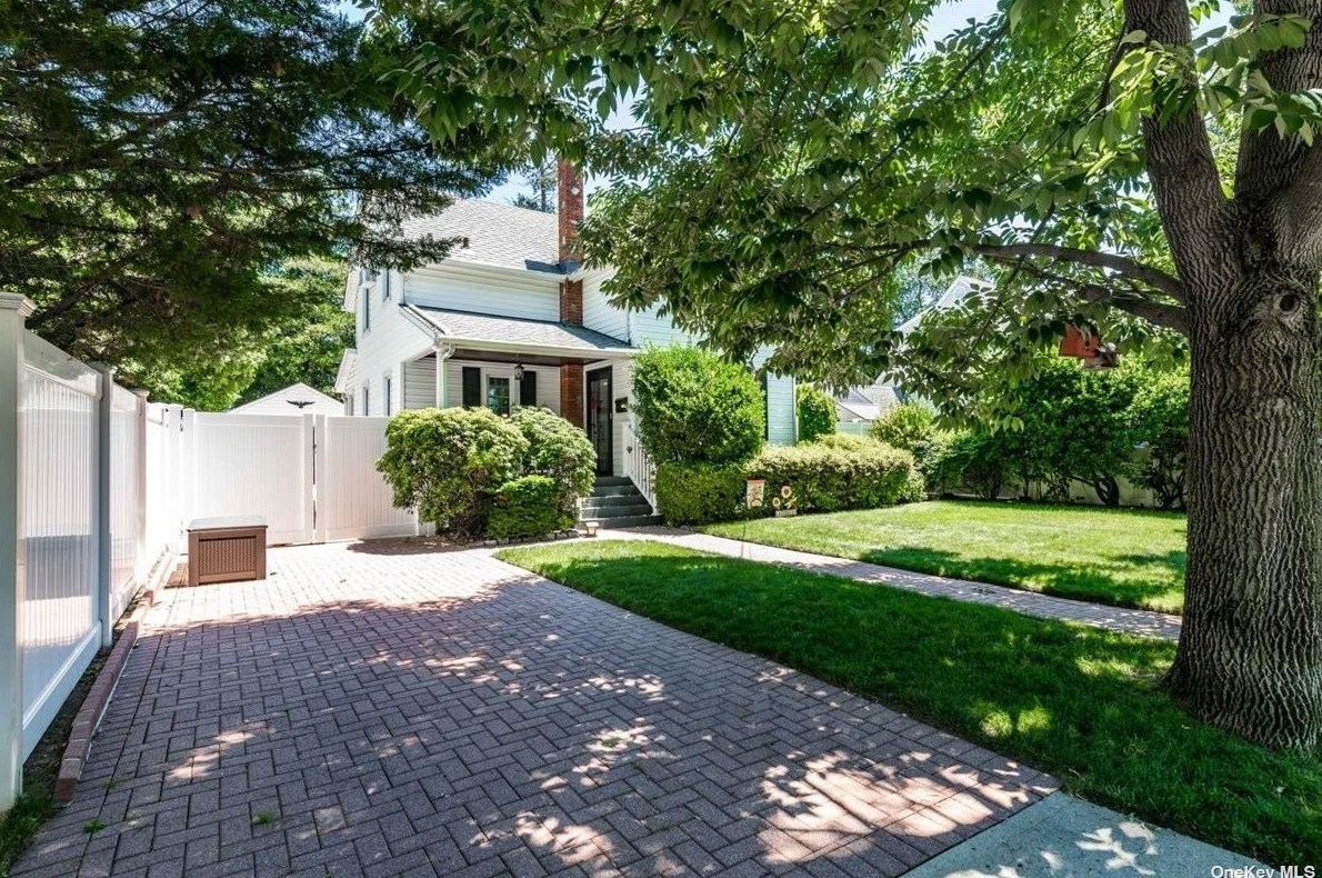 1695 Monroe Ave, Seaford, NY 11783
