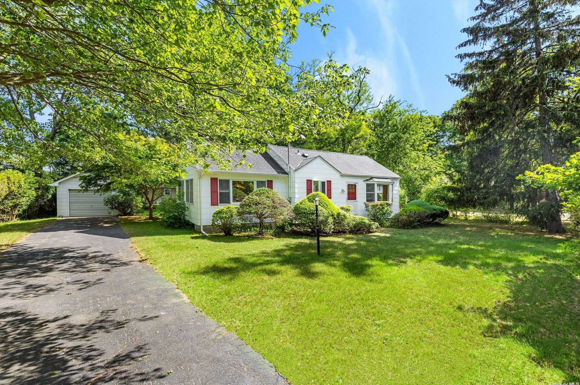825 Central Dr, Mattituck, NY 11952-1089
