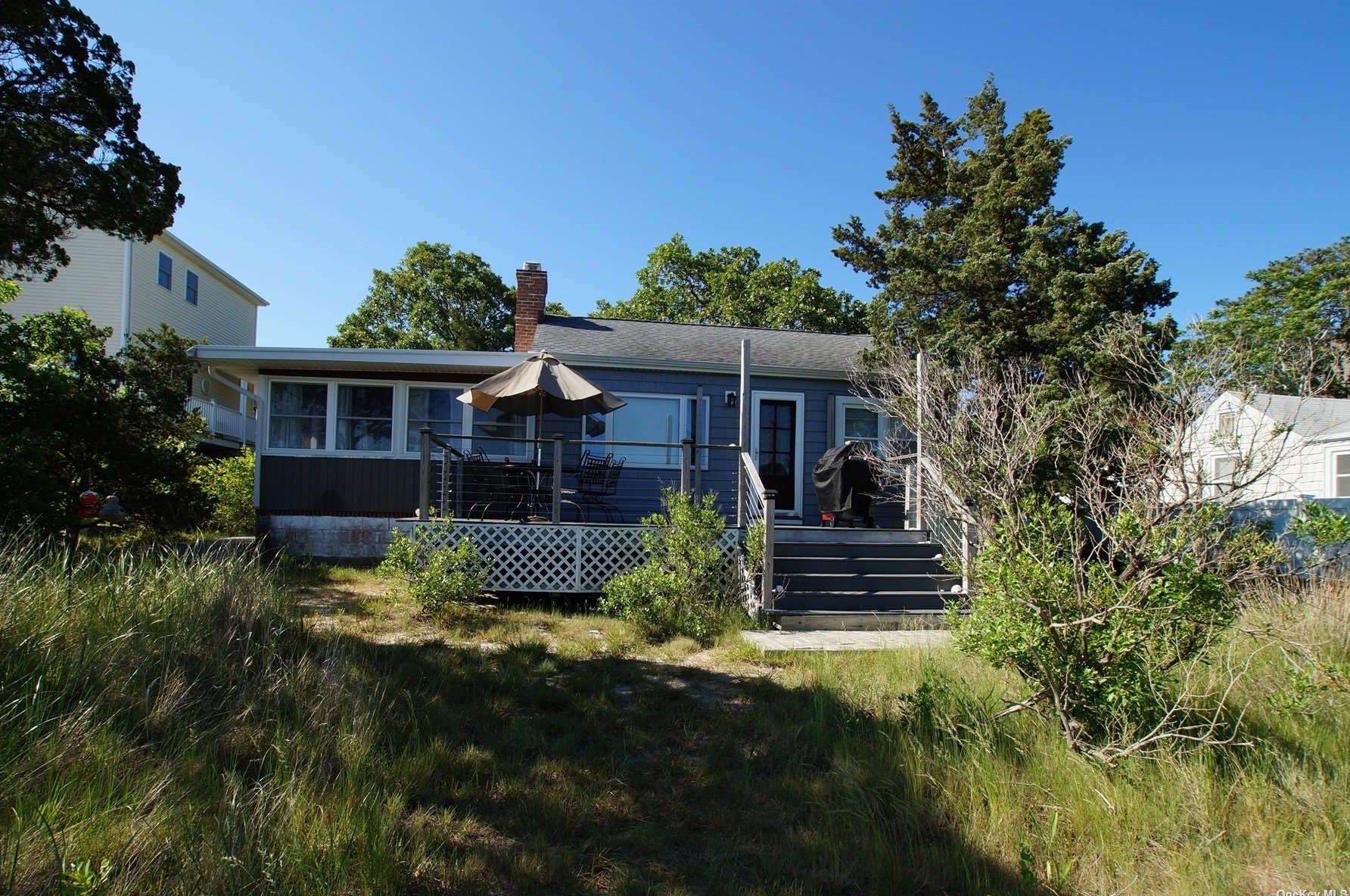 18 Pine Ave, Northampton, NY 11901-4060