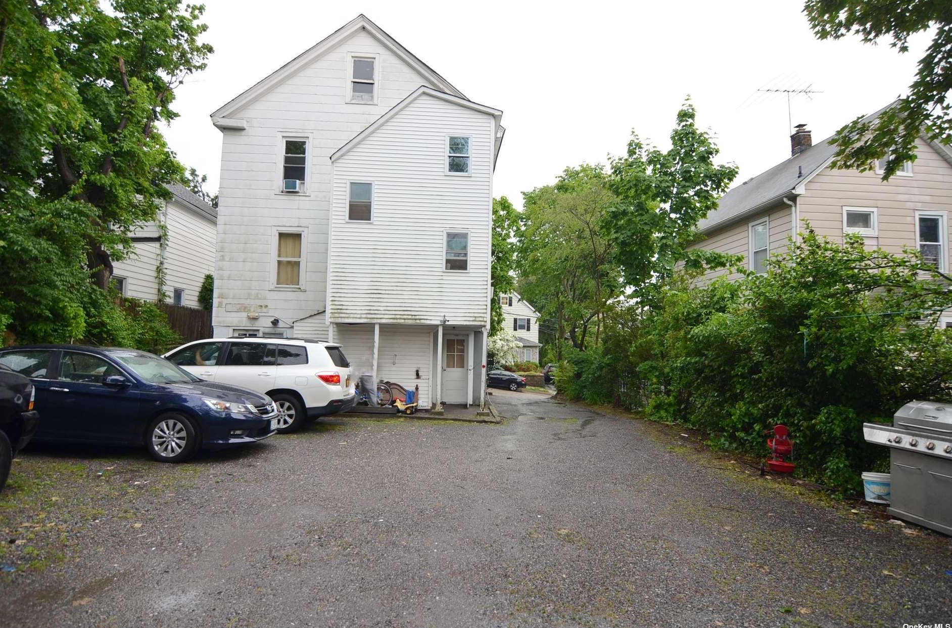 7 Avenue A, Port Washington, NY 11050-2418