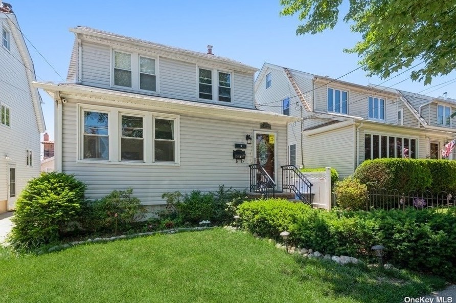 147-22 17th Rd, Flushing, NY 11357-3026