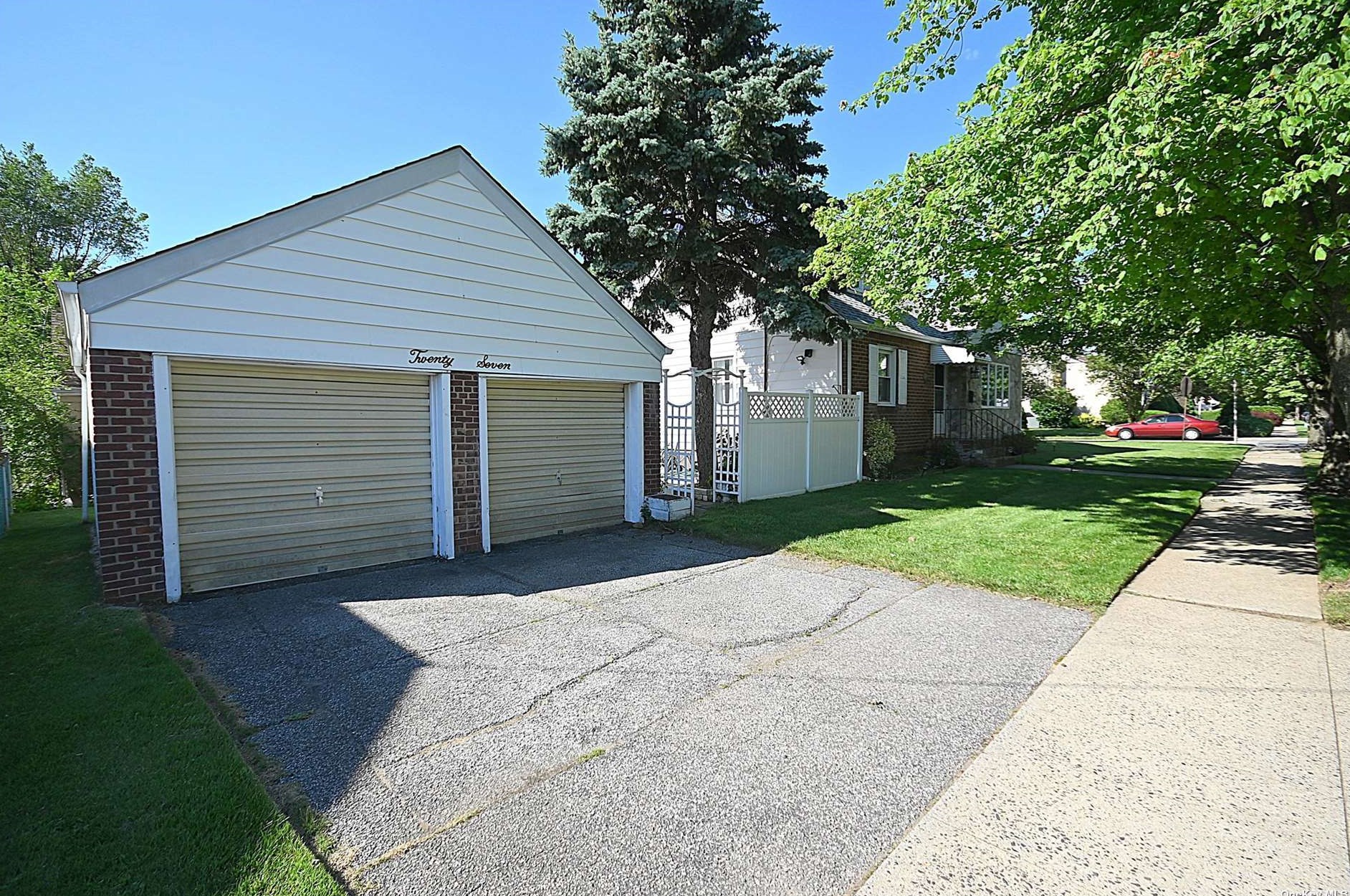 27 7th St, New Hyde Park, NY 11040