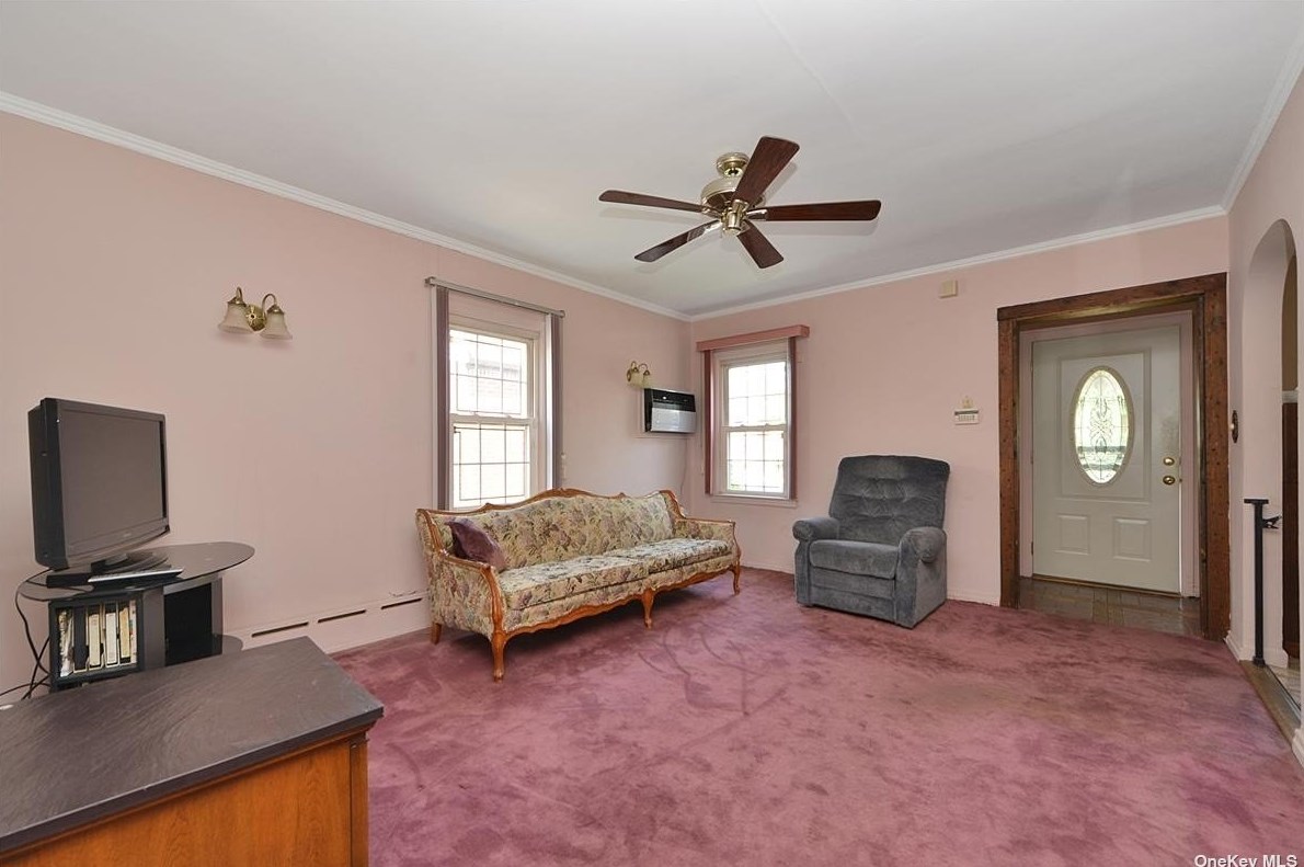 56-28 201st St, Flushing, NY 11364-1015