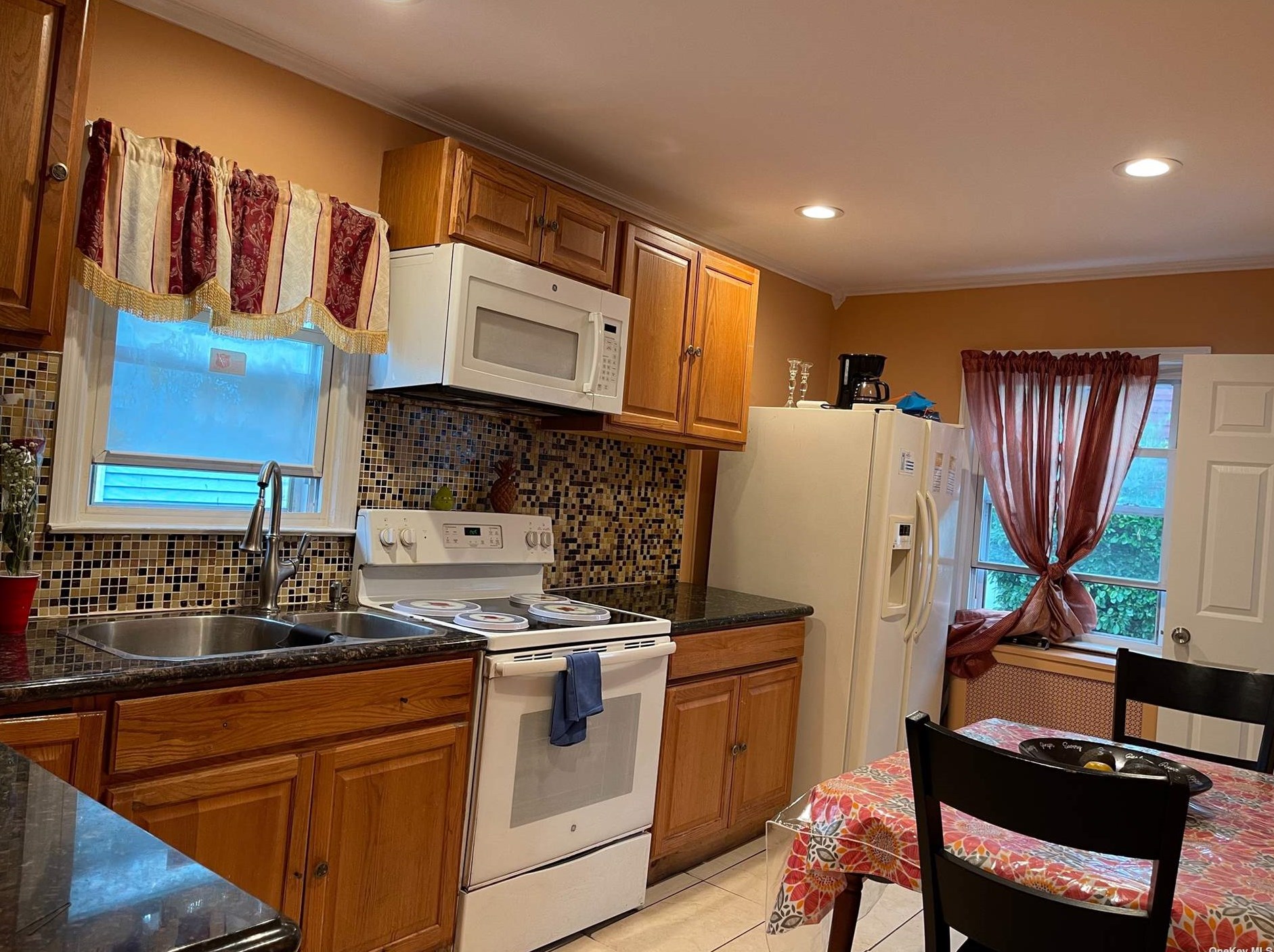 748 Union Dr, Hempstead, NY 11553-3515