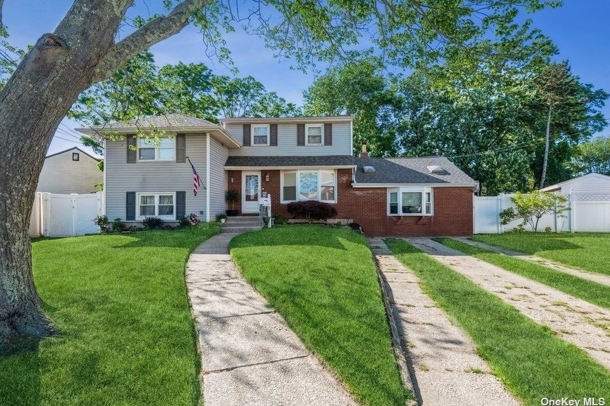 12 Manor Ln, Copiague, NY 11726