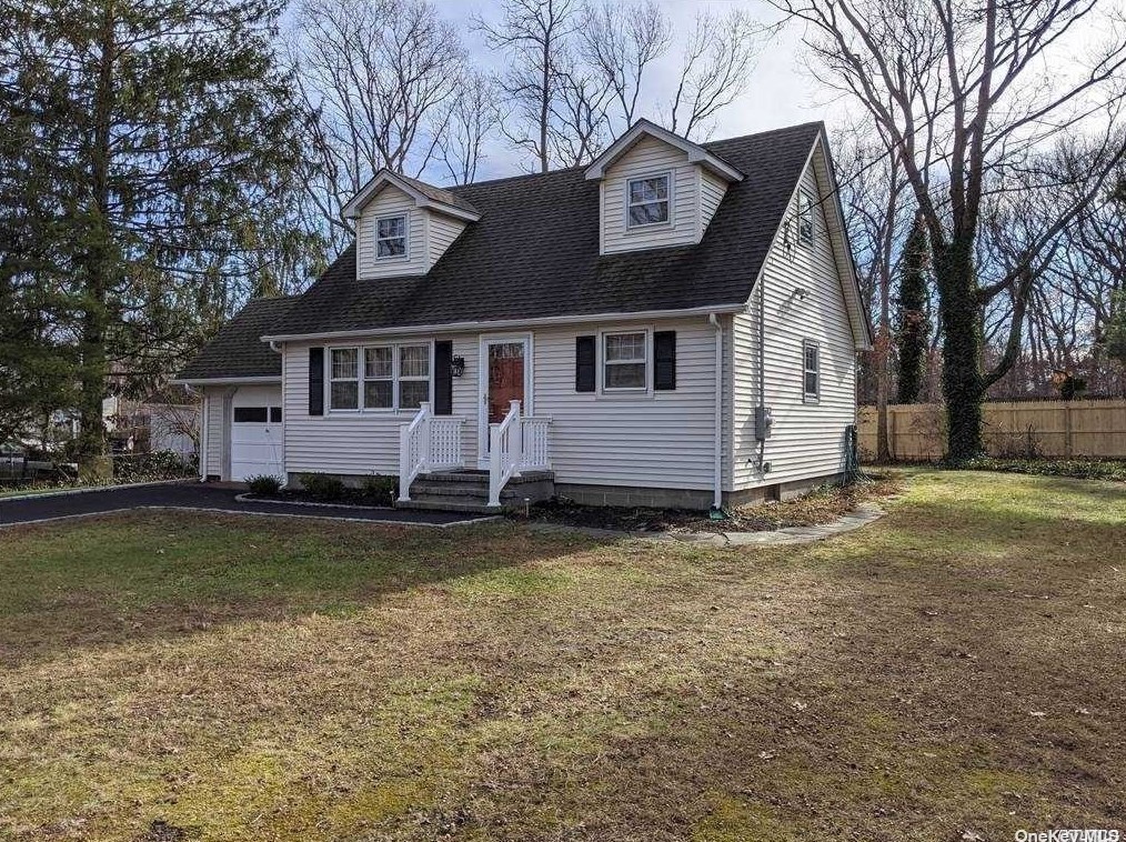 46 Mastic Blvd, Manor Park, NY 11950