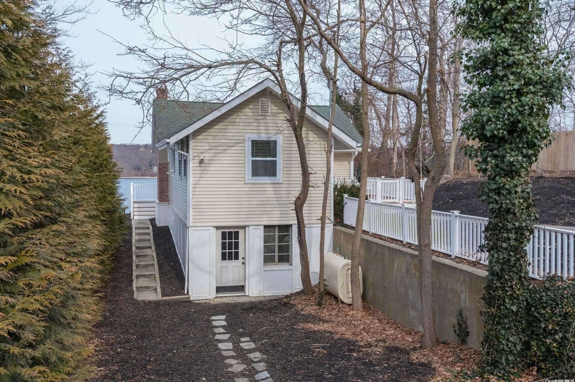 7 Chestnut Ave, Strongs Neck, NY 11733