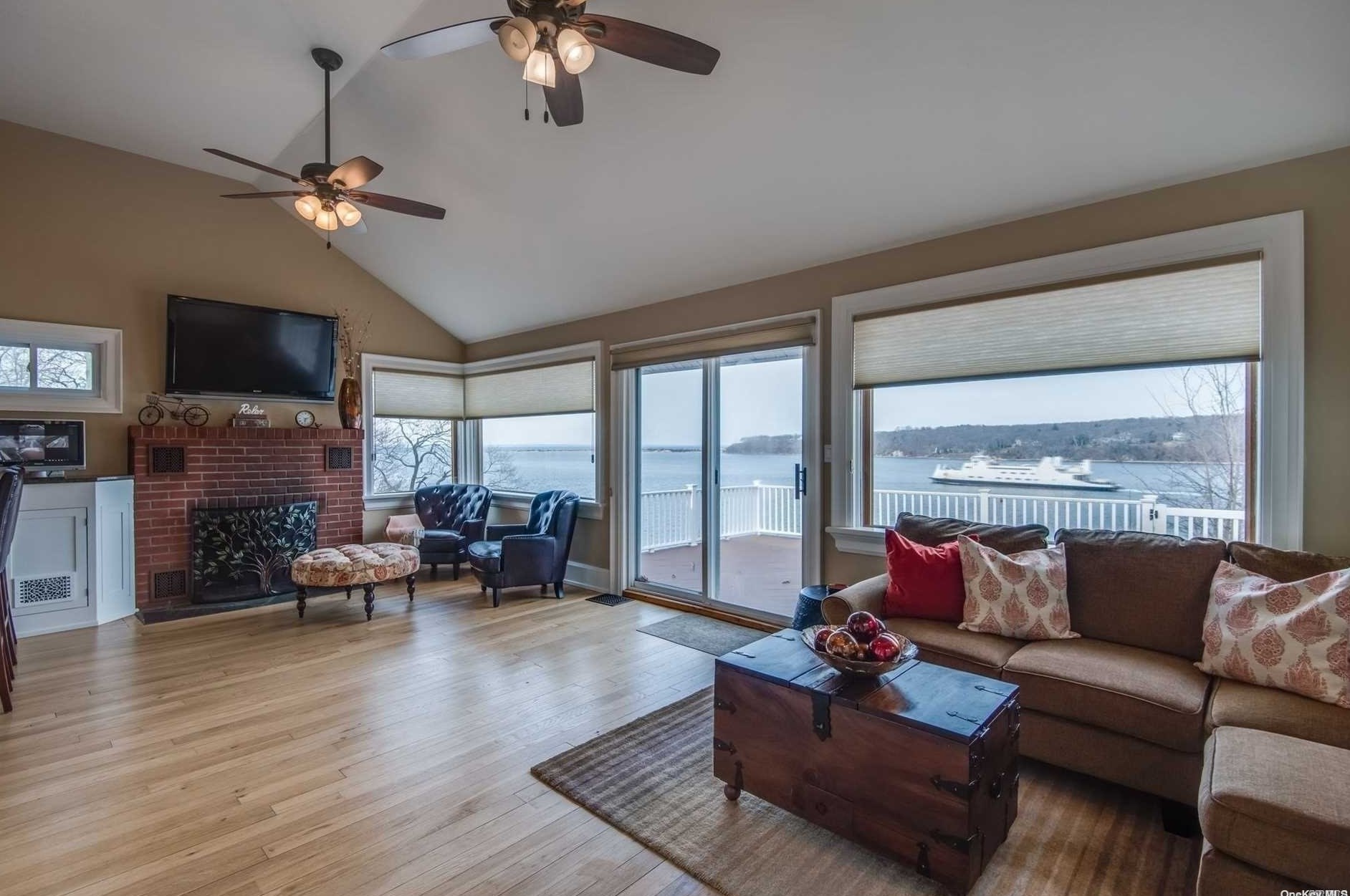 7 Chestnut Ave, Strongs Neck NY  11733-4009 exterior